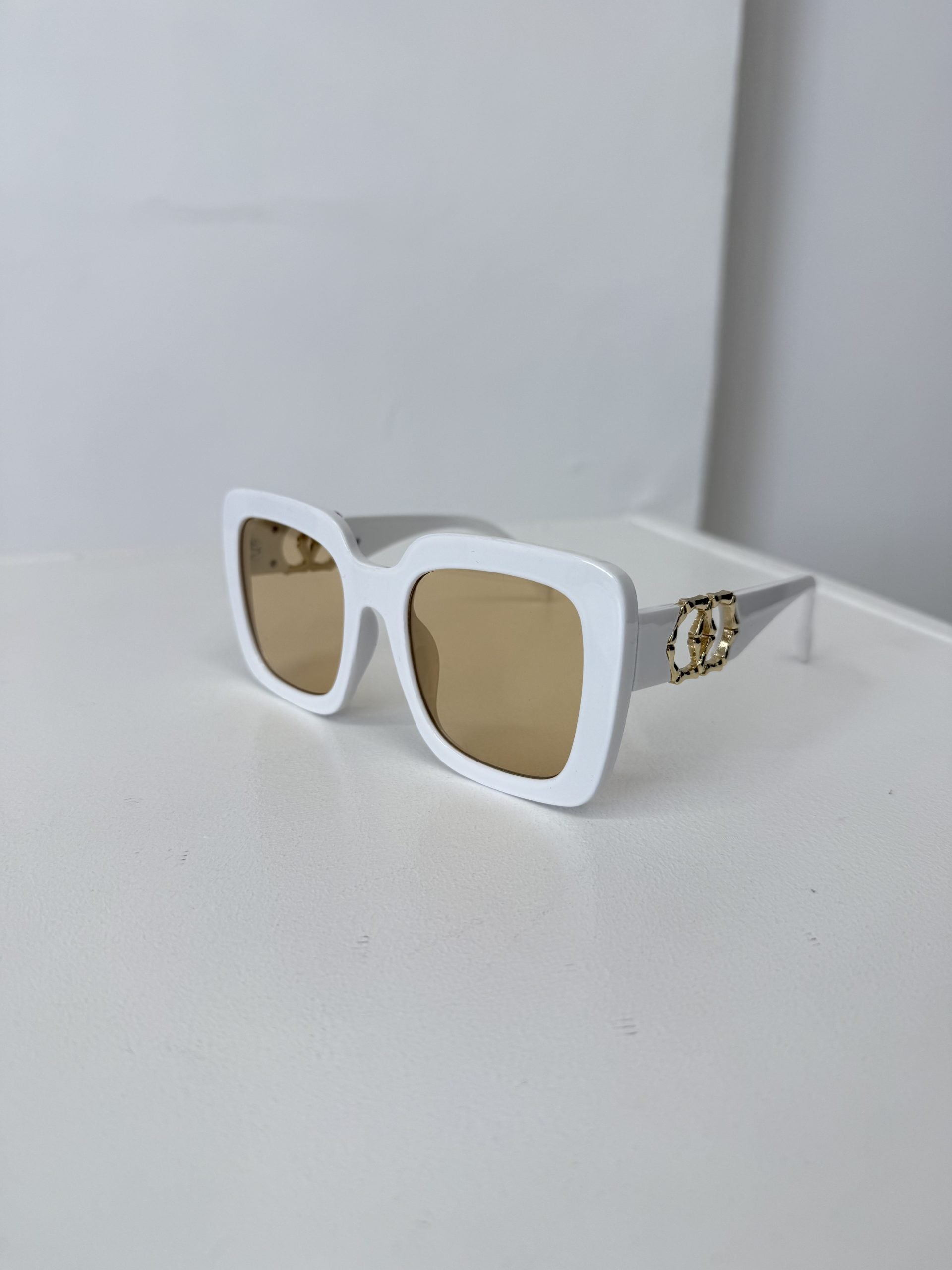 Baltas saulesbrilles ar divrinķa zelta akcentu - 15389