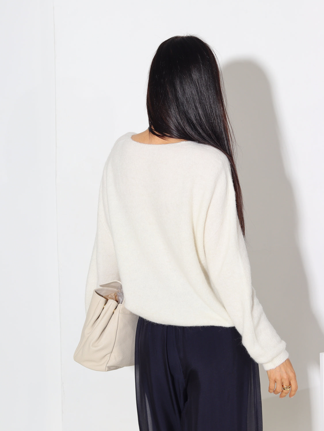 Balta alpakas jaka ar ,,V'' veida kakliņu - 15369