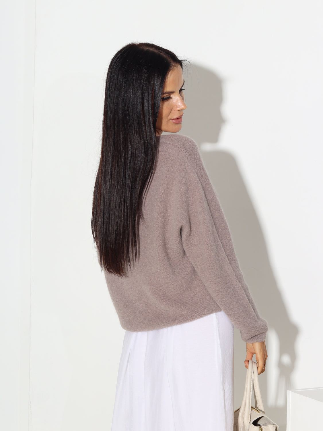 Tumši brūna alpakas jaka ar ,,V'' veida kakliņu - 15366