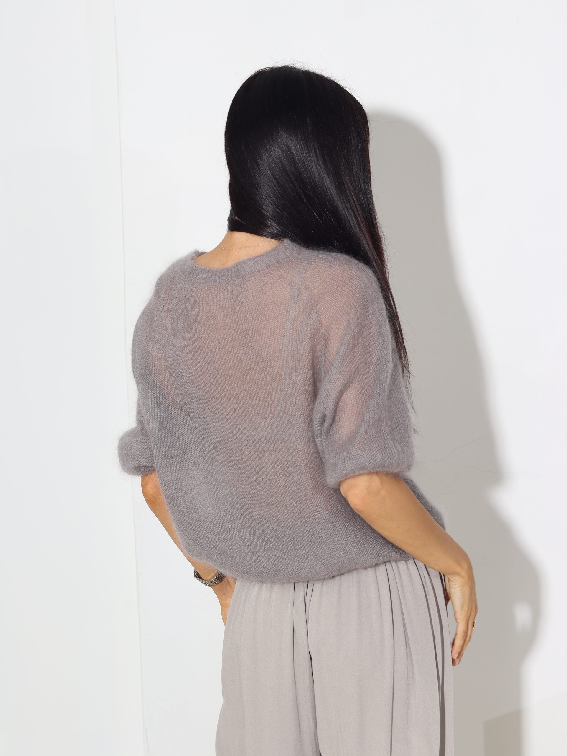 Tumši pelēks mohēras džemperis ar īsām piedurknēm - 15853