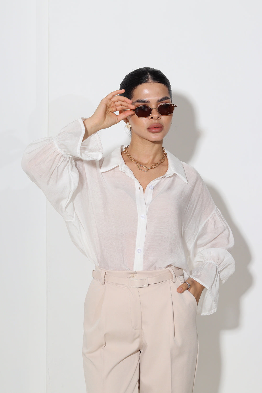 Balts, viegla auduma krekls ar volāniņu delnas daļā - 14633