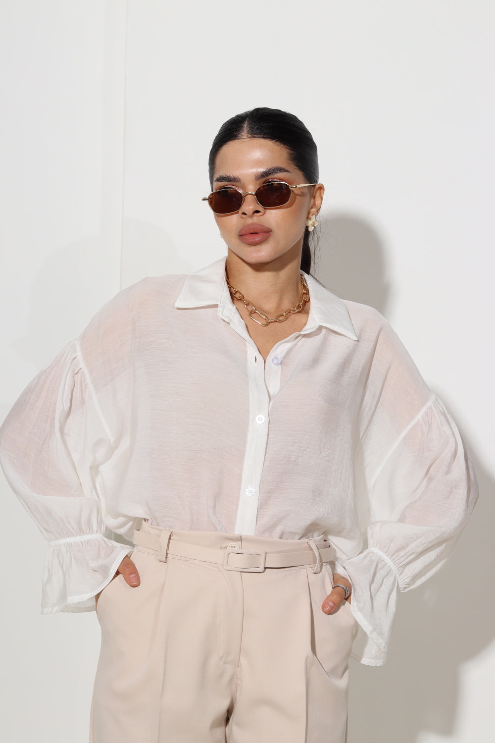 Balts, viegla auduma krekls ar volāniņu delnas daļā - 14633