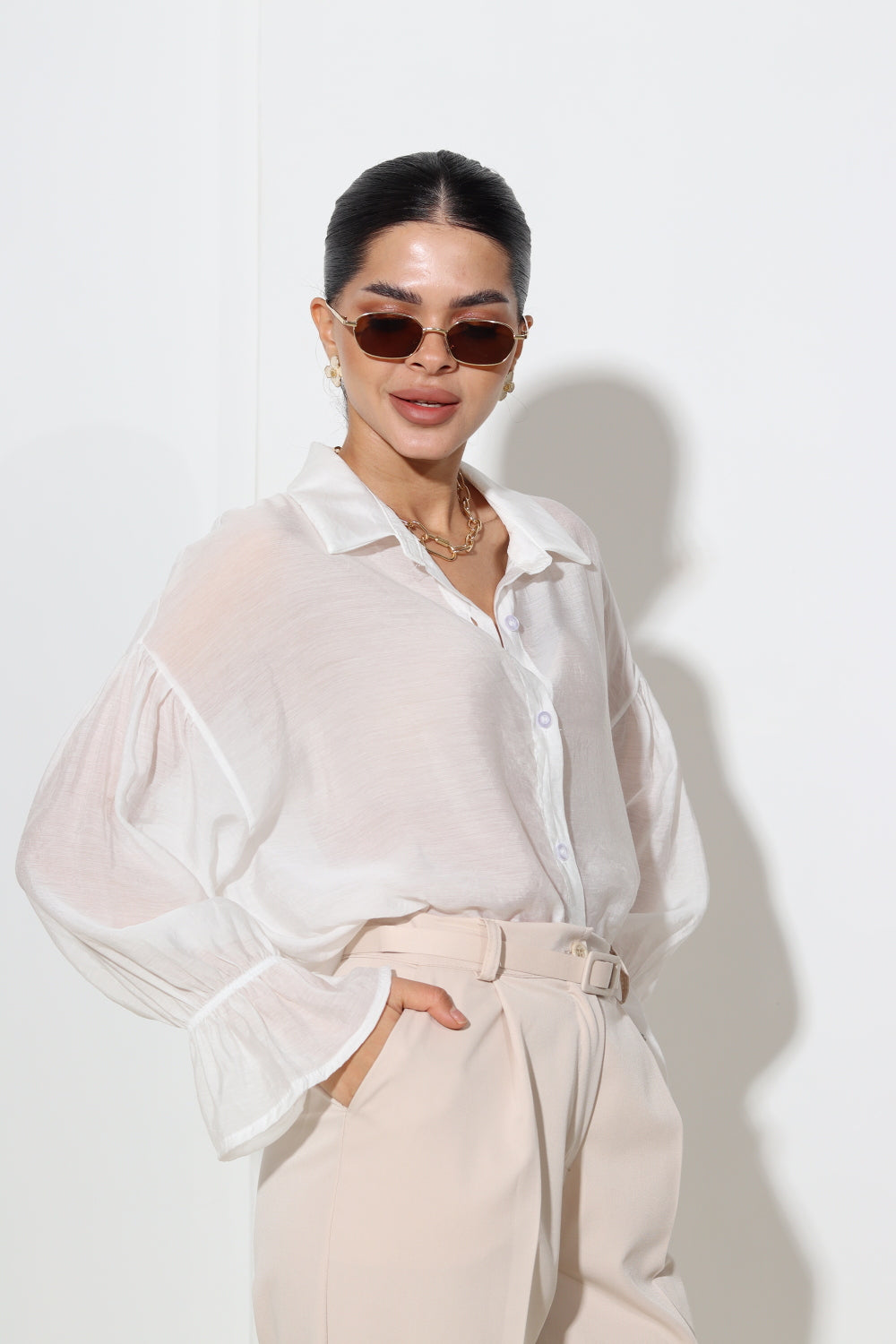 Balts, viegla auduma krekls ar volāniņu delnas daļā - 14633