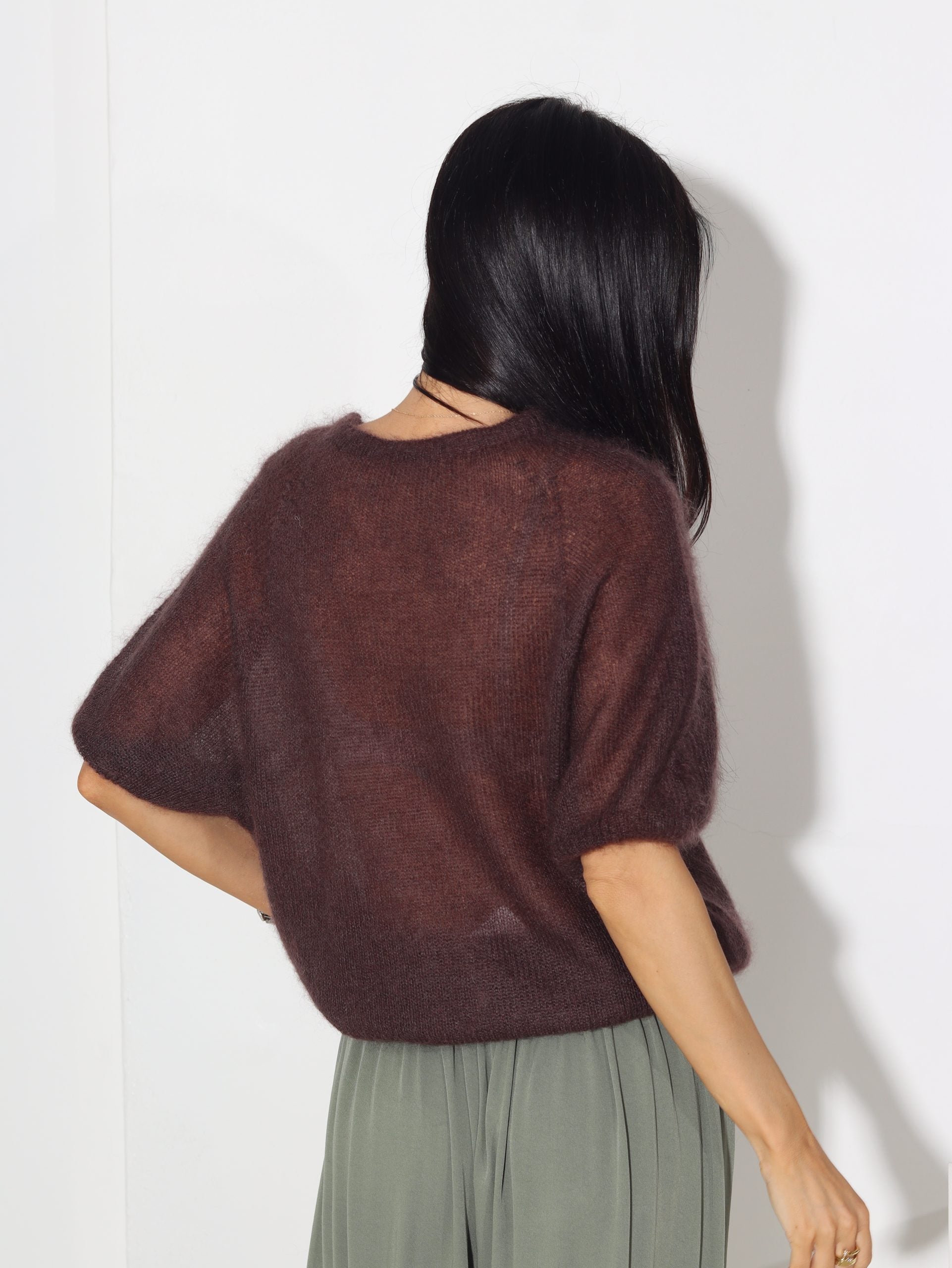 Tumši brūns mohēras džemperis ar īsām piedurknēm - 15849