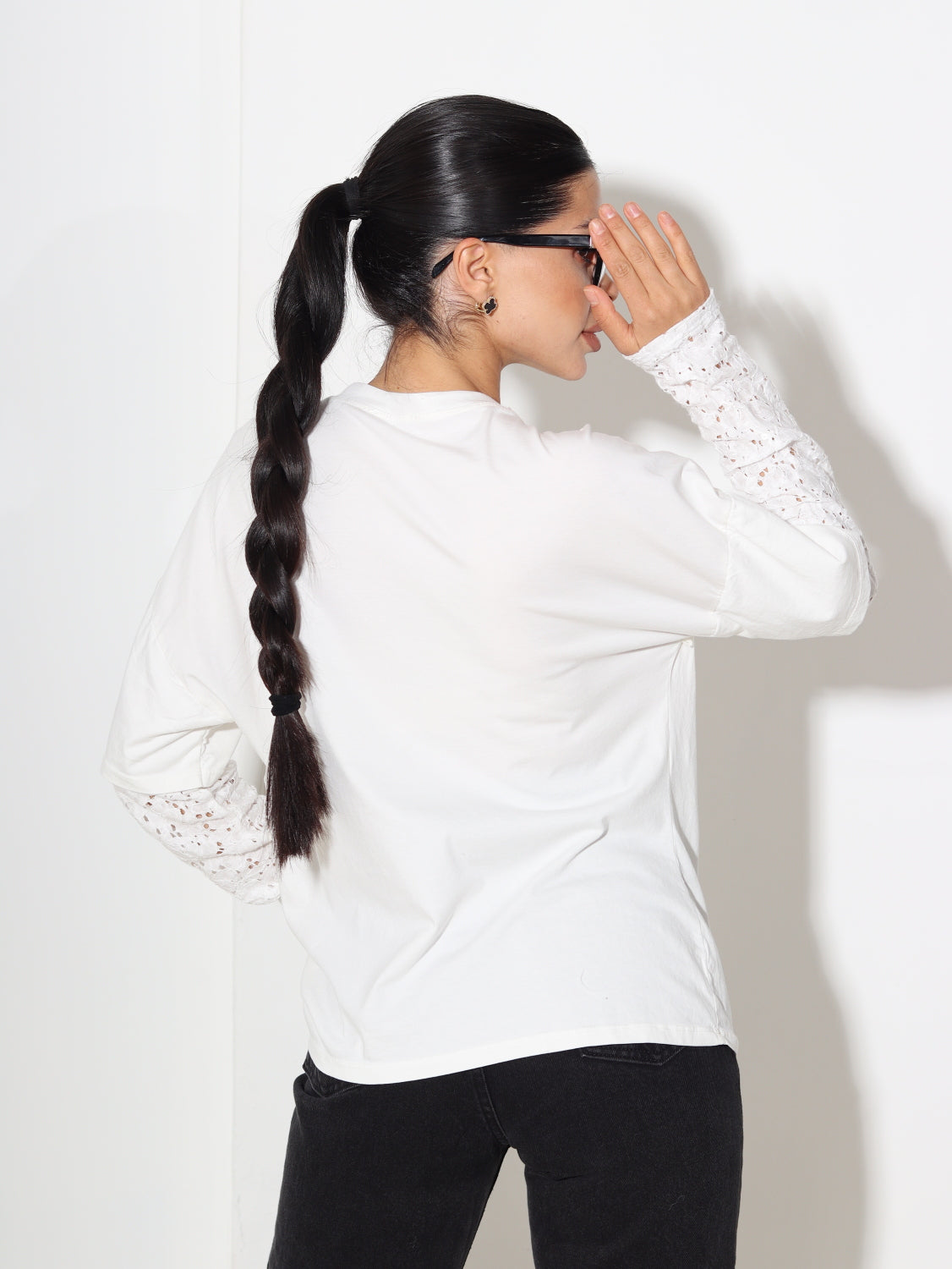 Balts tops ar zaigojošu mežģīnes piedurkni - 14638