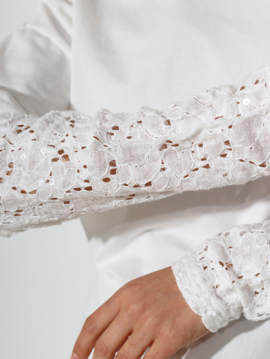 Balts tops ar zaigojošu mežģīnes piedurkni - 14638