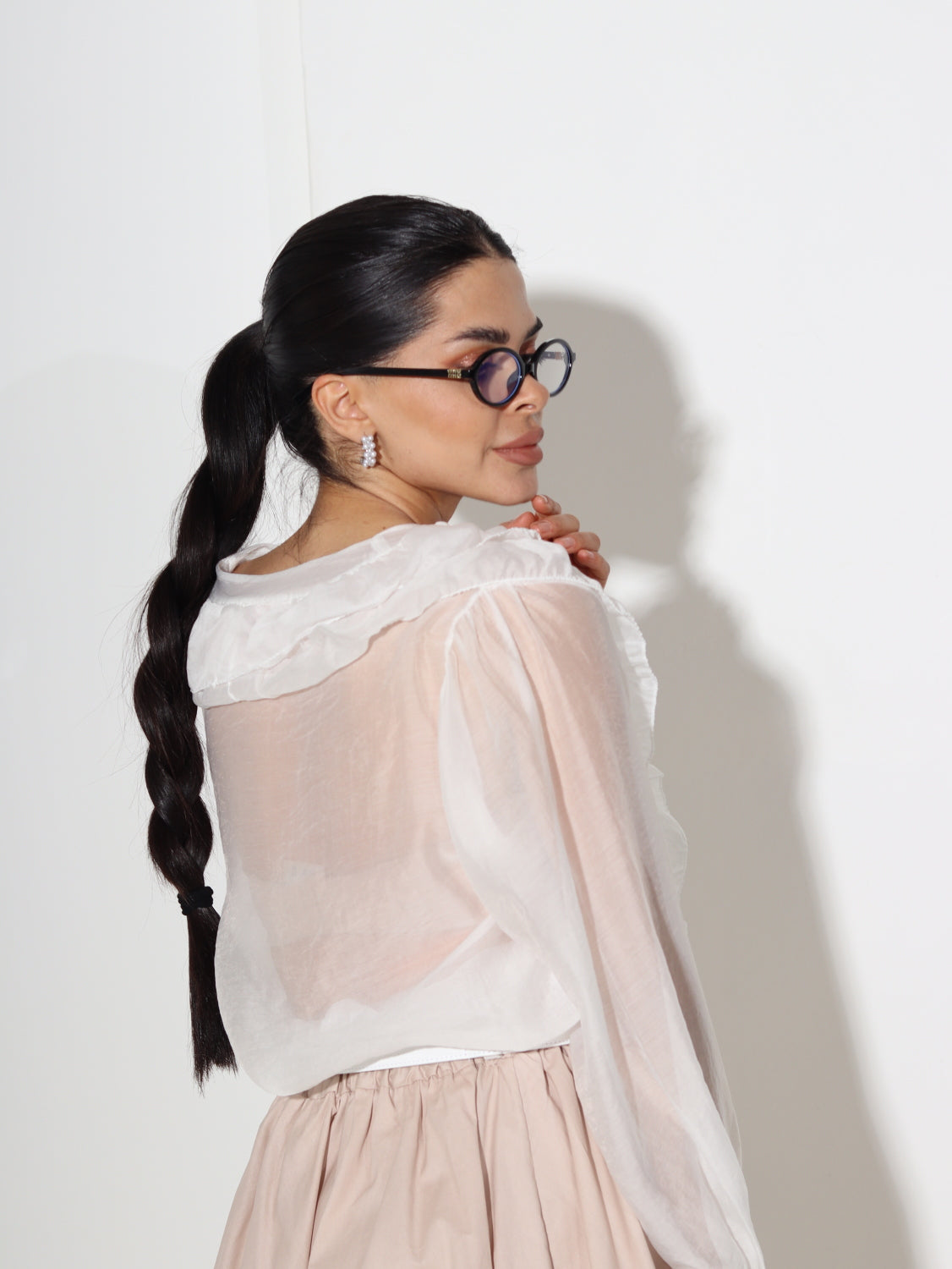 Balta sienama blūze ar rišiņu dekoltē zonā - 14629