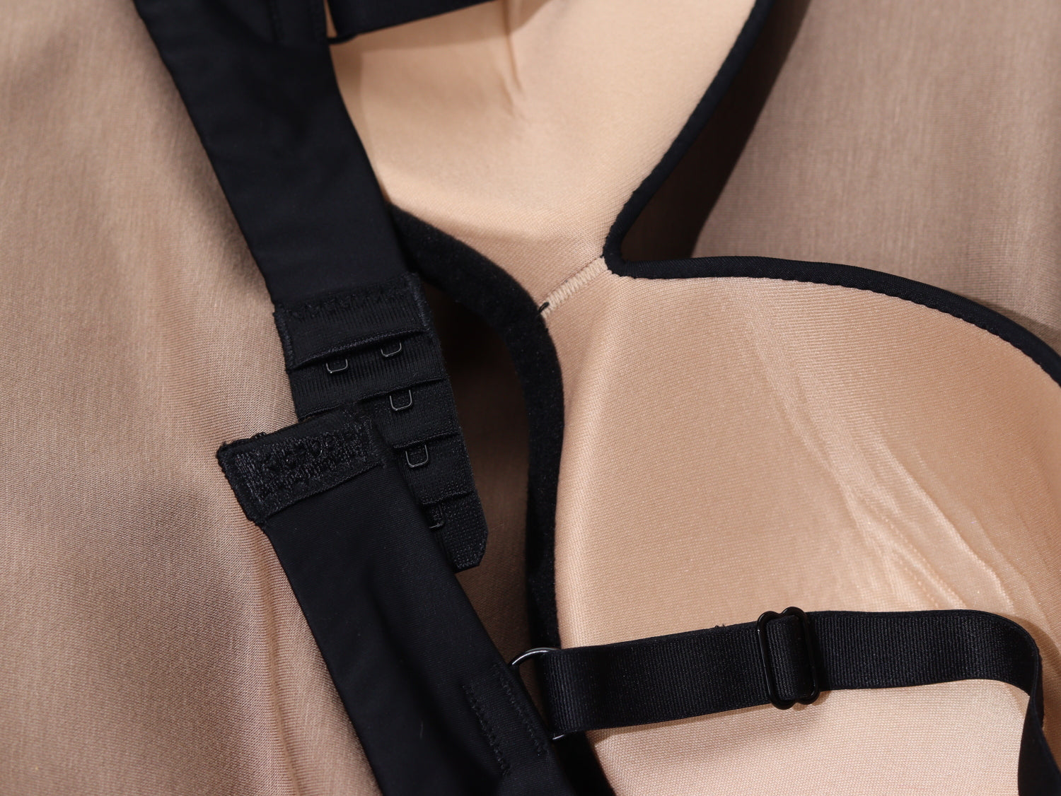 Melns krūšturis 'Ricabela' - 16276