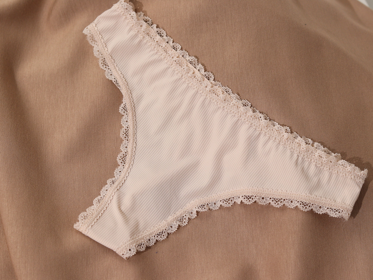 Bēšas string biksītes ar mežģīņu maliņu - 16209