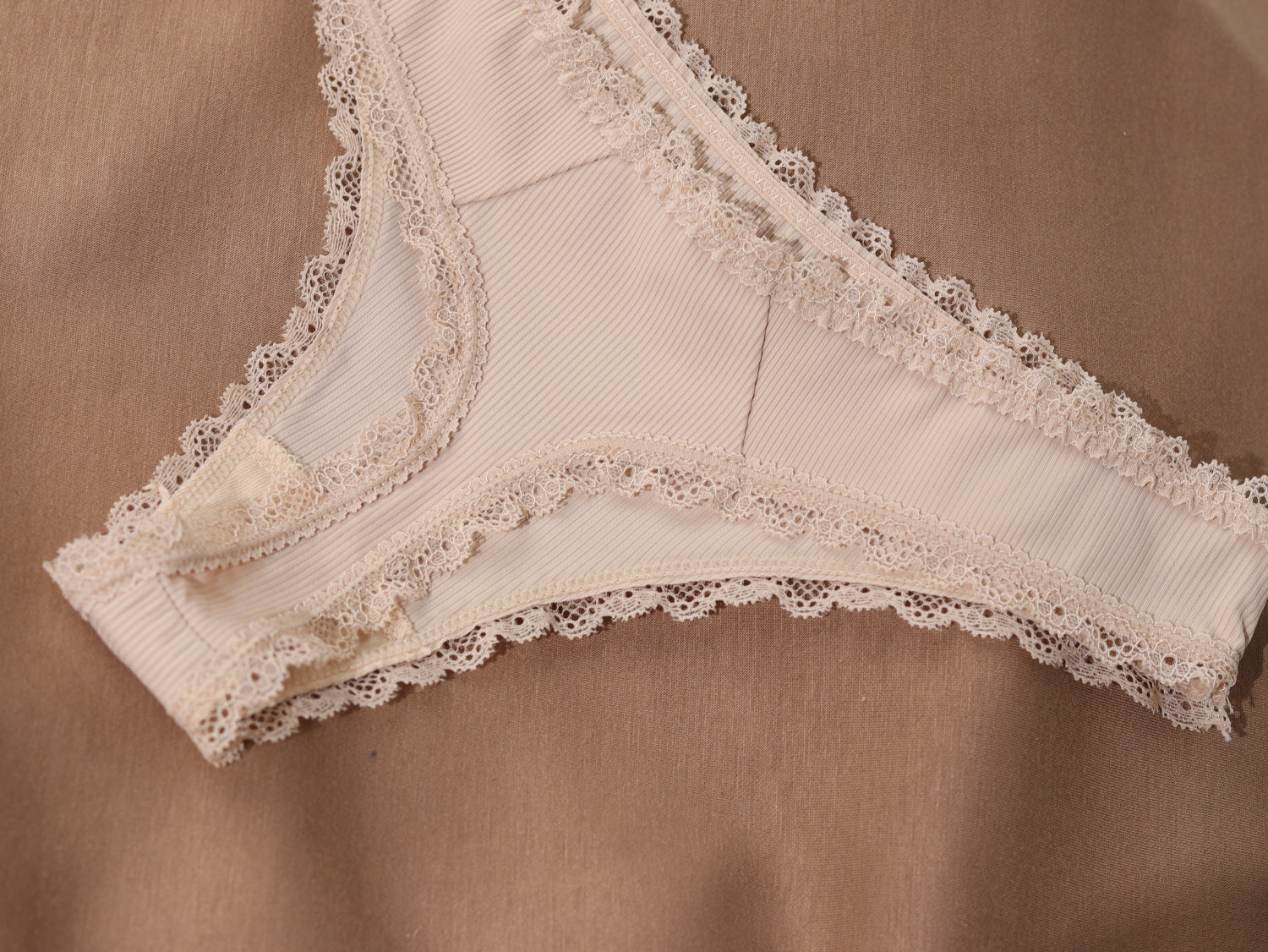 Bēšas string biksītes ar mežģīņu maliņu - 16209