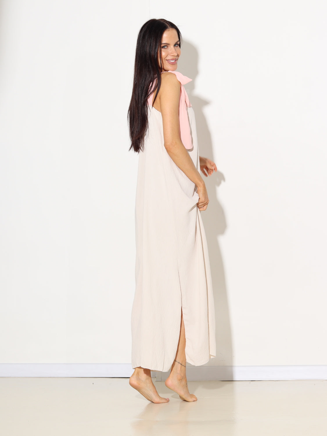 Bēša kleita ar rozā bantes lencēm - 15378