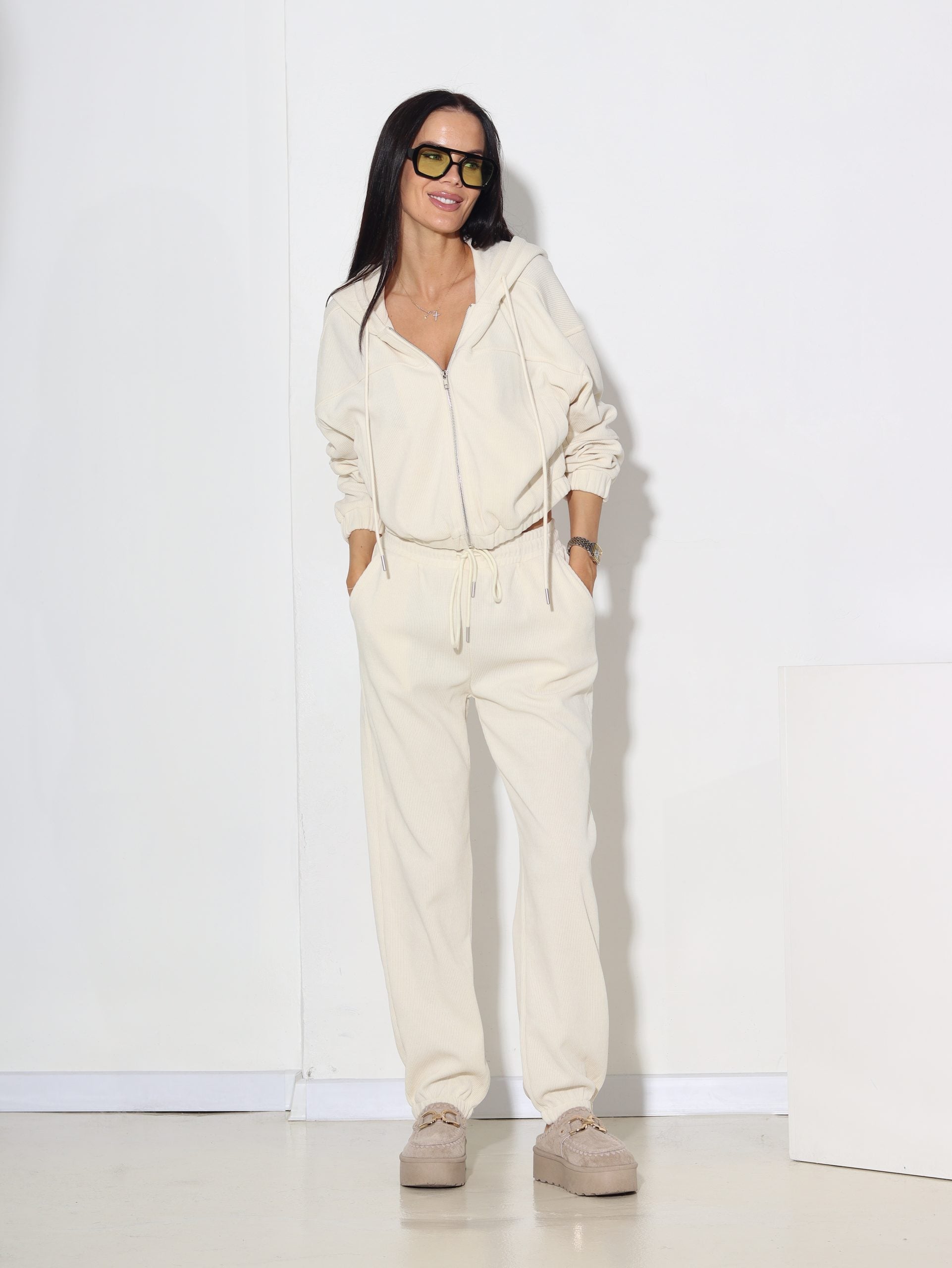 Bēša velveta auduma sporta komplekts - 15872