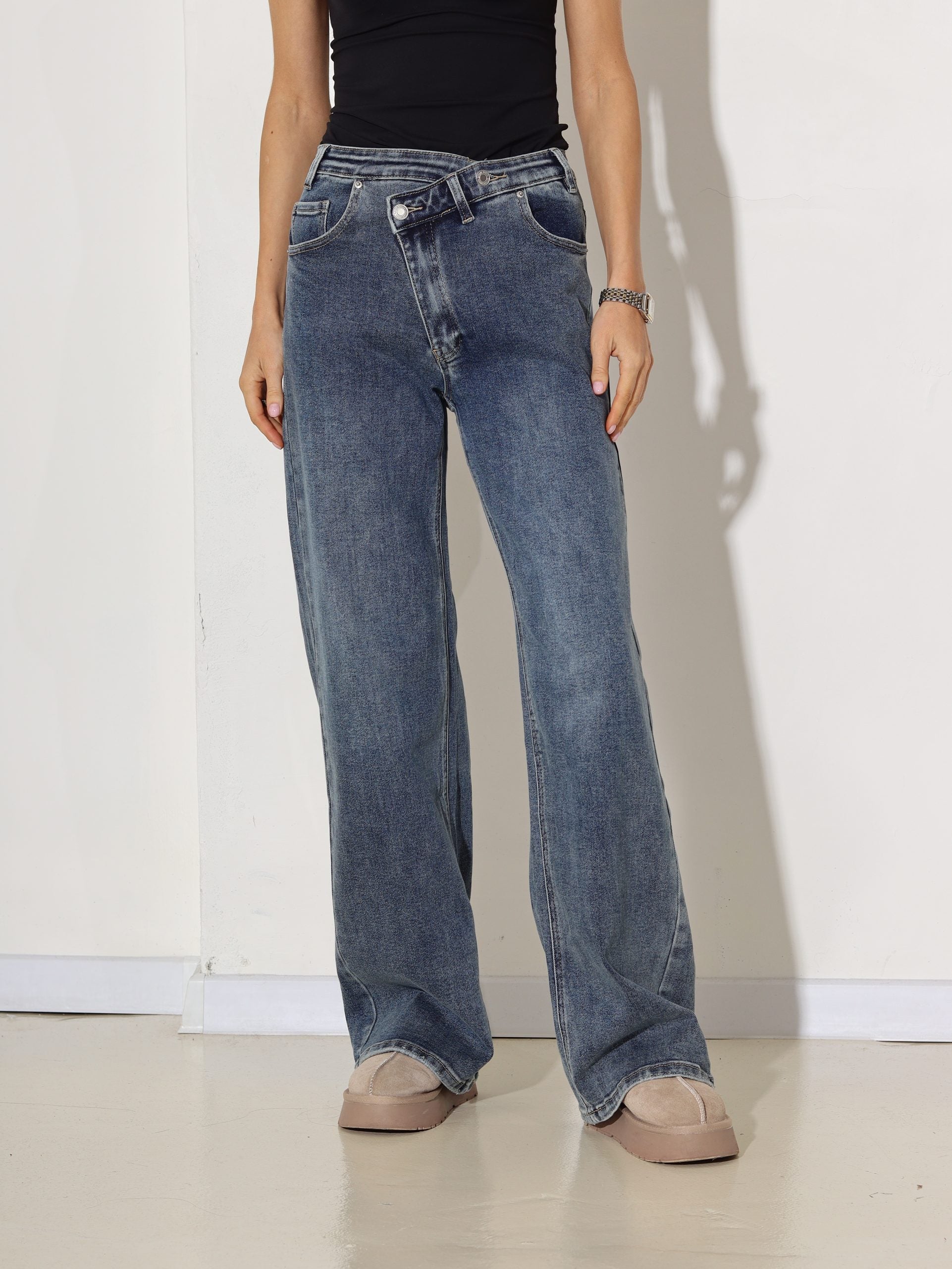 Zilas džinsa bikses ar slīpu pogas aizdari - 16921