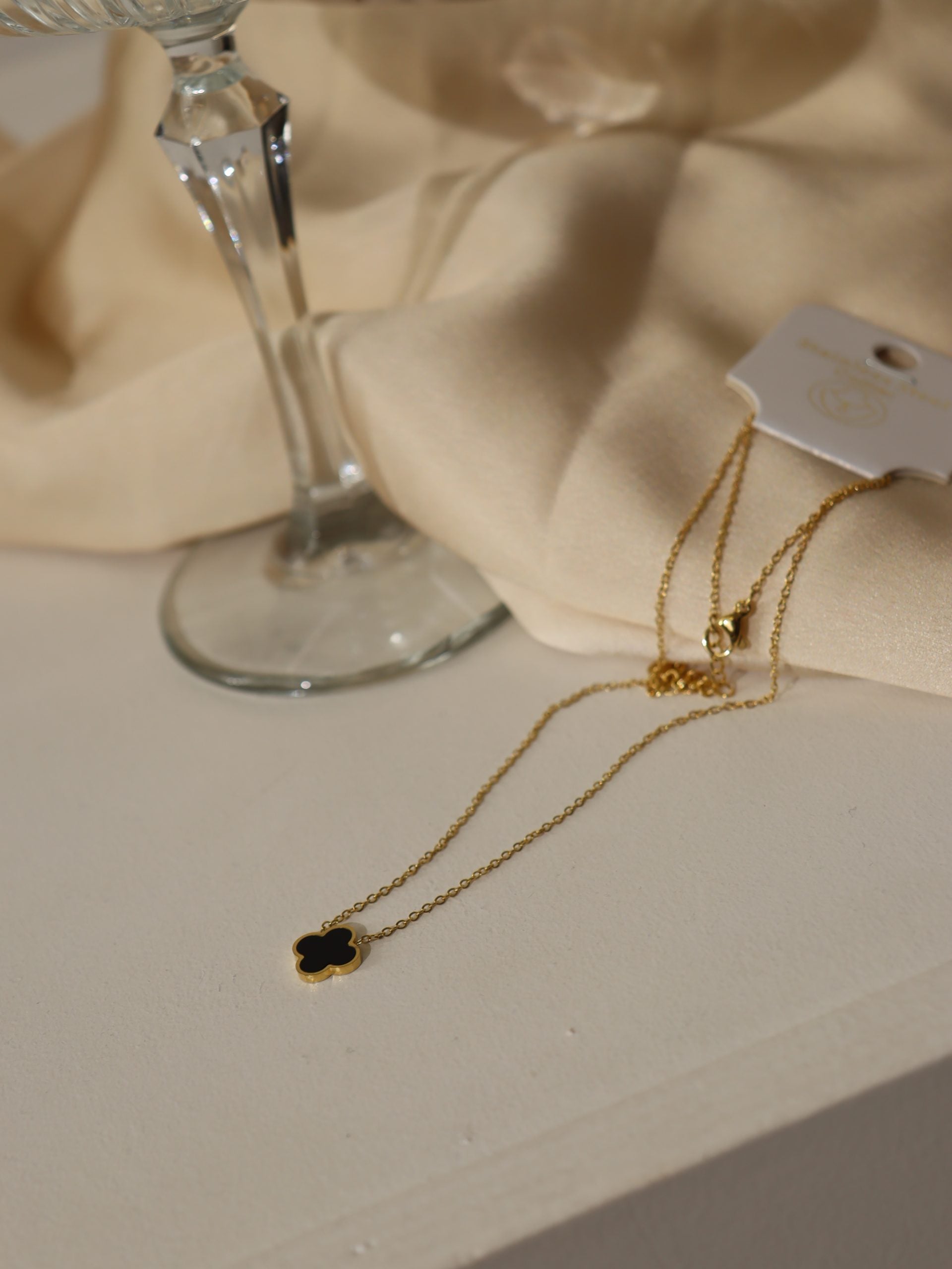 Zelta krāsas kaklarota ar melnu akcentu - 17165