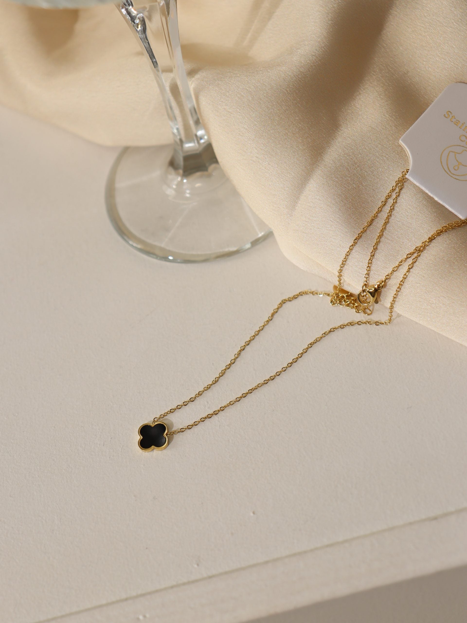 Zelta krāsas kaklarota ar melnu akcentu - 17165