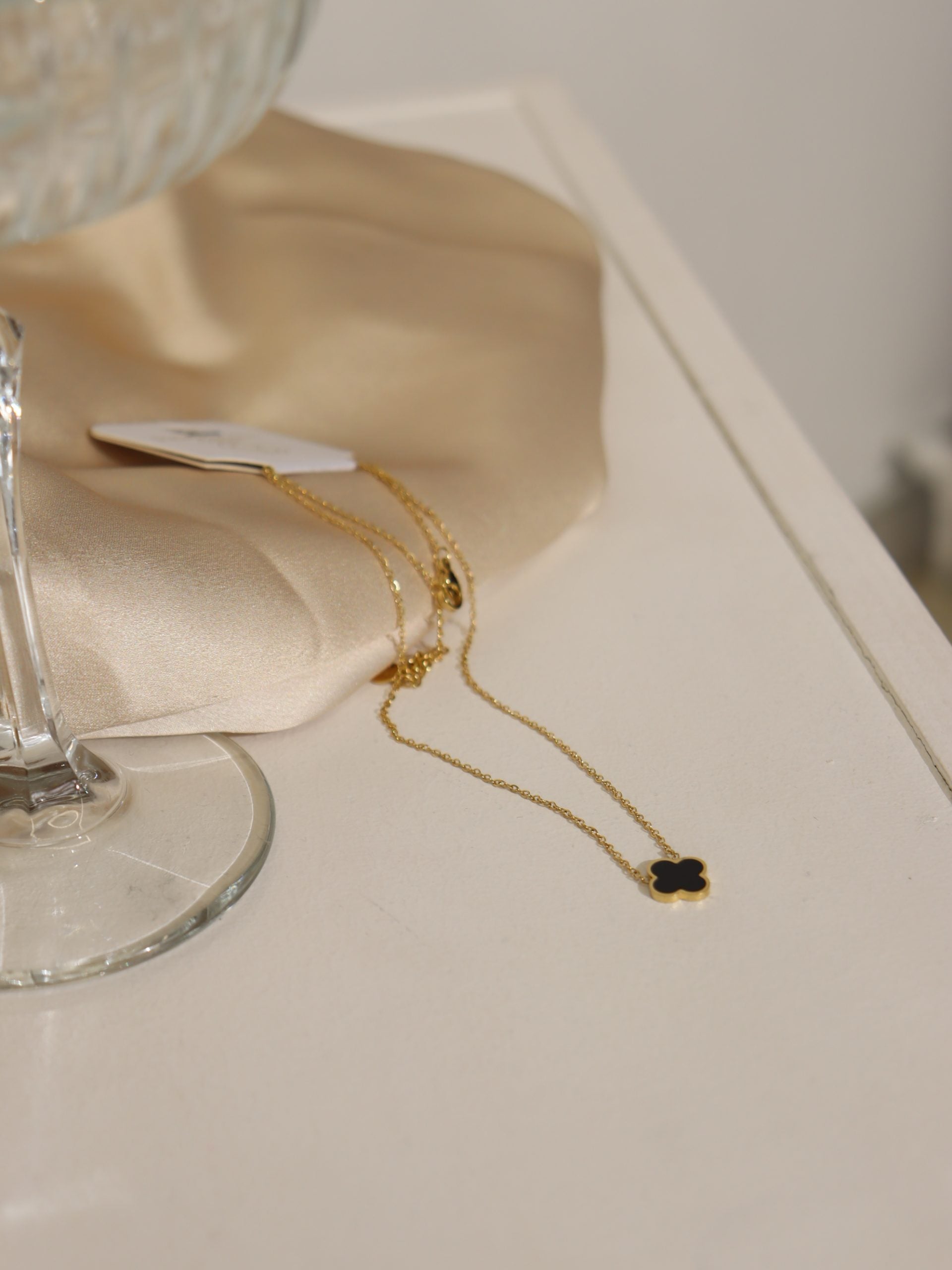 Zelta krāsas kaklarota ar melnu akcentu - 17165