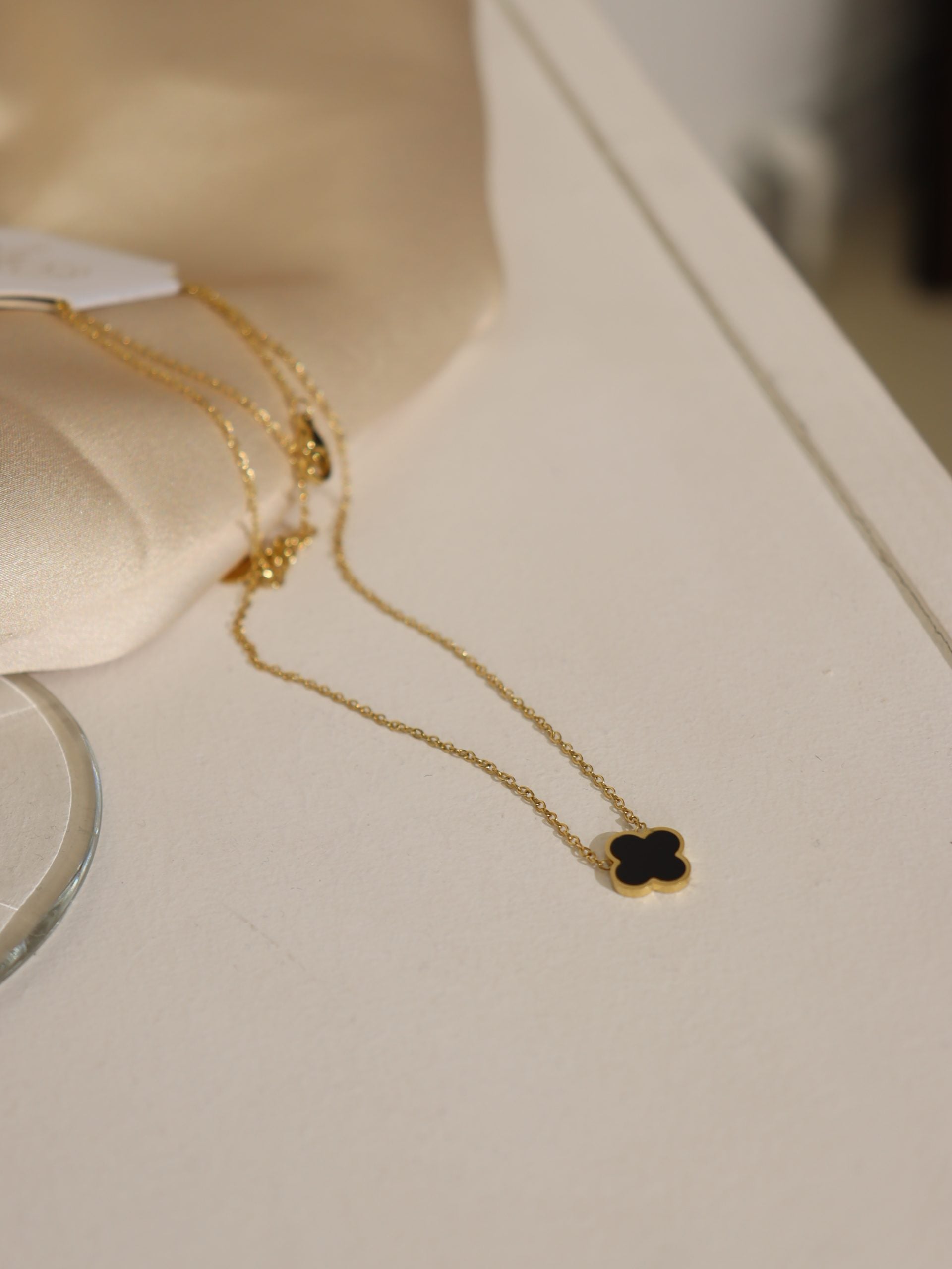 Zelta krāsas kaklarota ar melnu akcentu - 17165