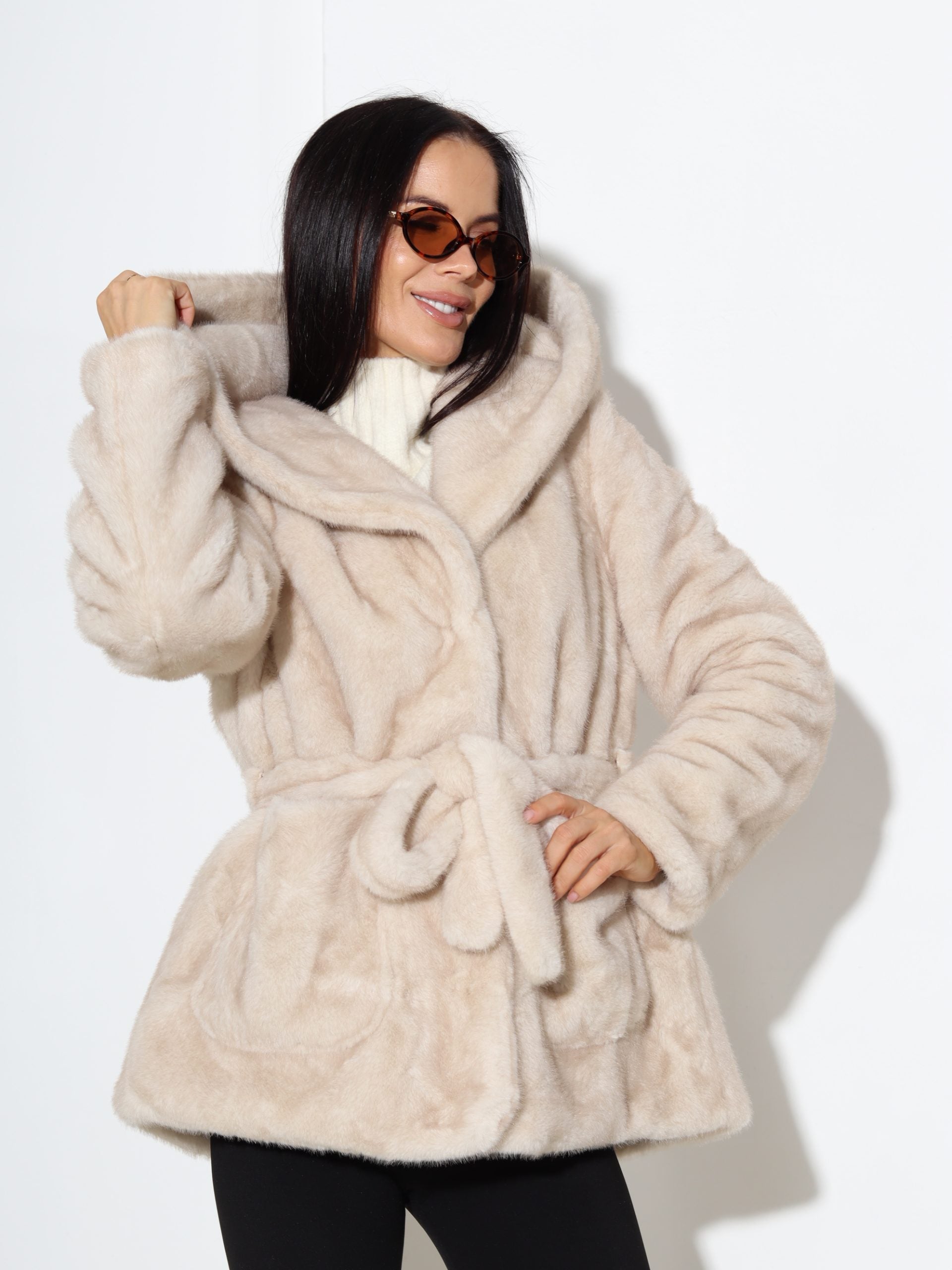 Bēšs īss, gludas spalvas m/ā kažoks ar kapuci un jostu - 17319