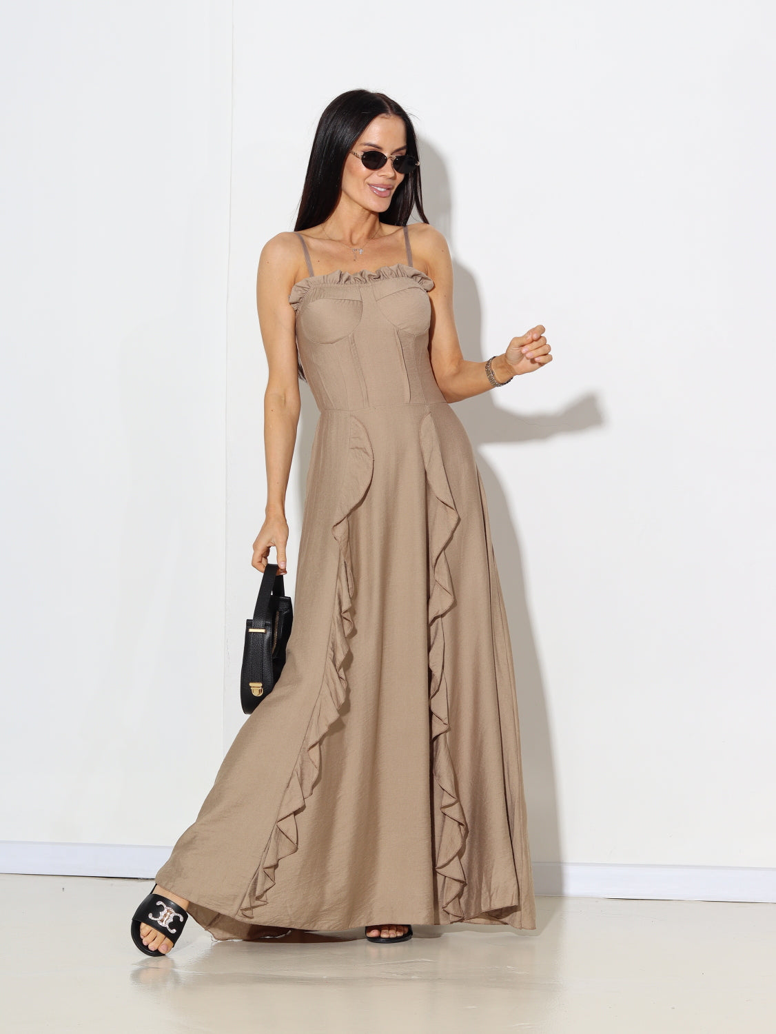 Bēša kleita uz lencēm ar vertikāli uzšūtiem volāniem - 15453