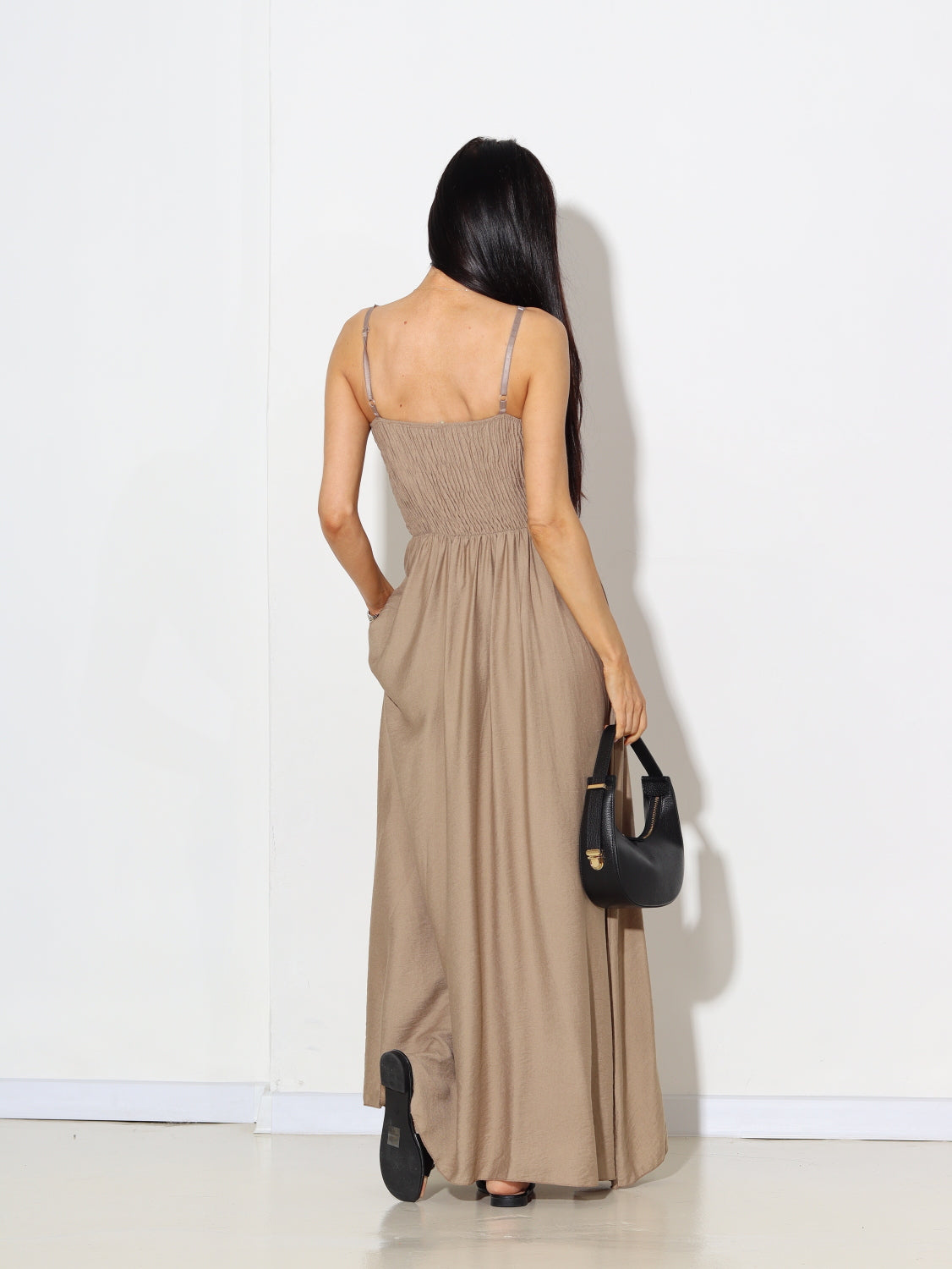 Bēša kleita uz lencēm ar vertikāli uzšūtiem volāniem - 15453