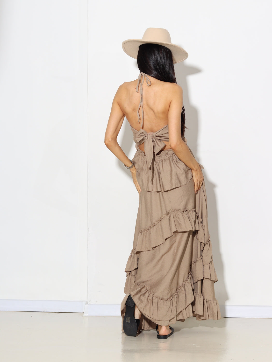 Bēša kleita ar sienamu kakla daļu un volāniem - 15468