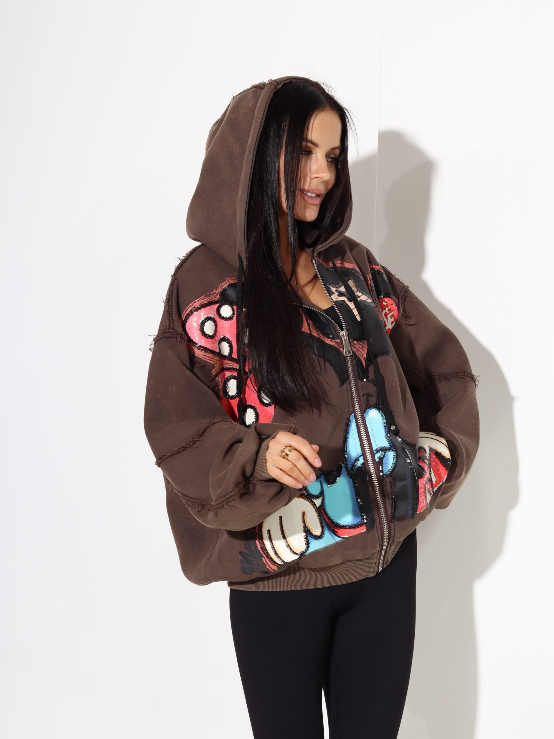 Brūna jaka ar krāsainu zīmējumu un izšūta ar gliteriem - 17679