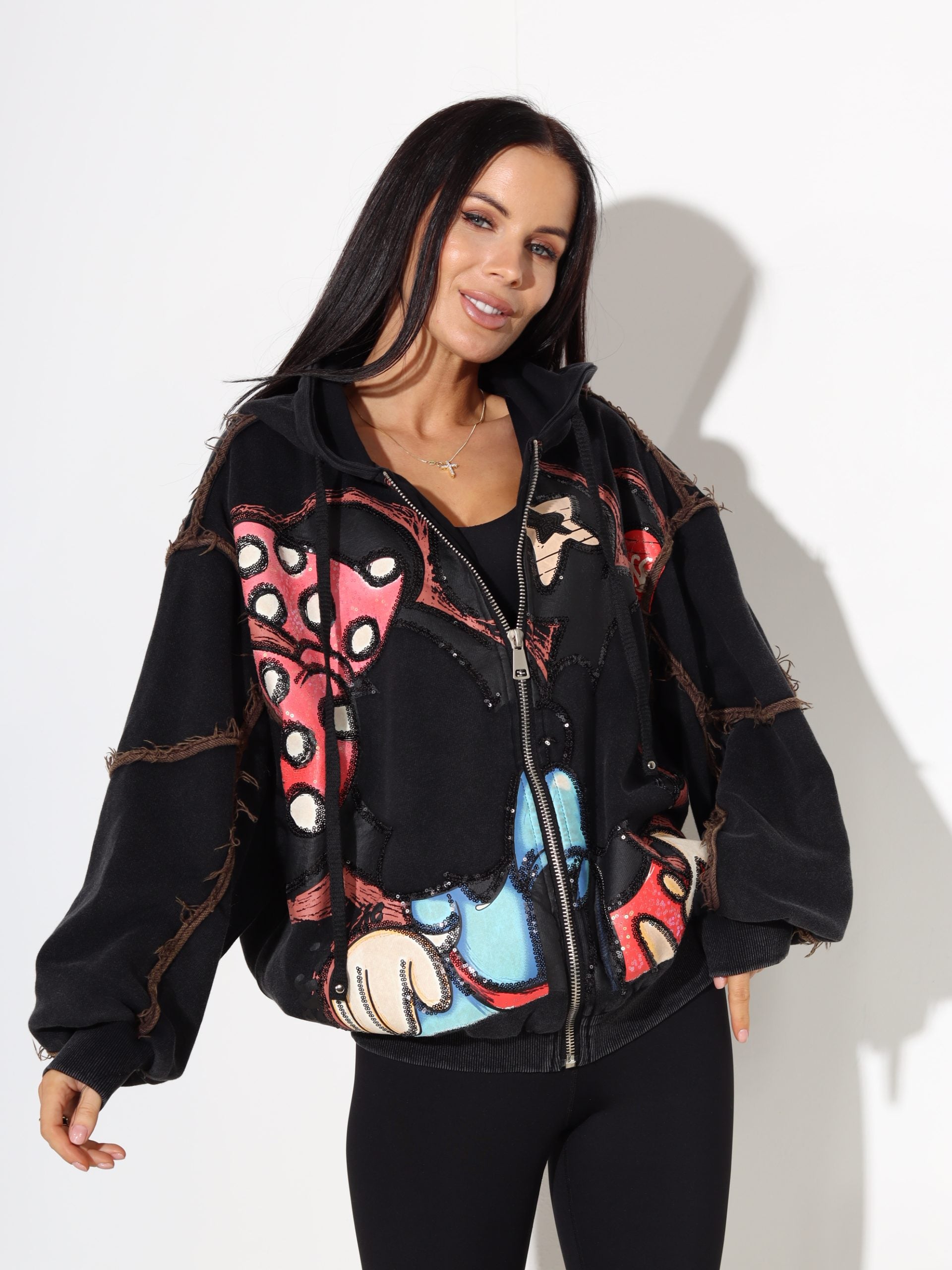 Pelēka jaka ar krāsainu zīmējumu un izšūta ar gliteriem - 17678