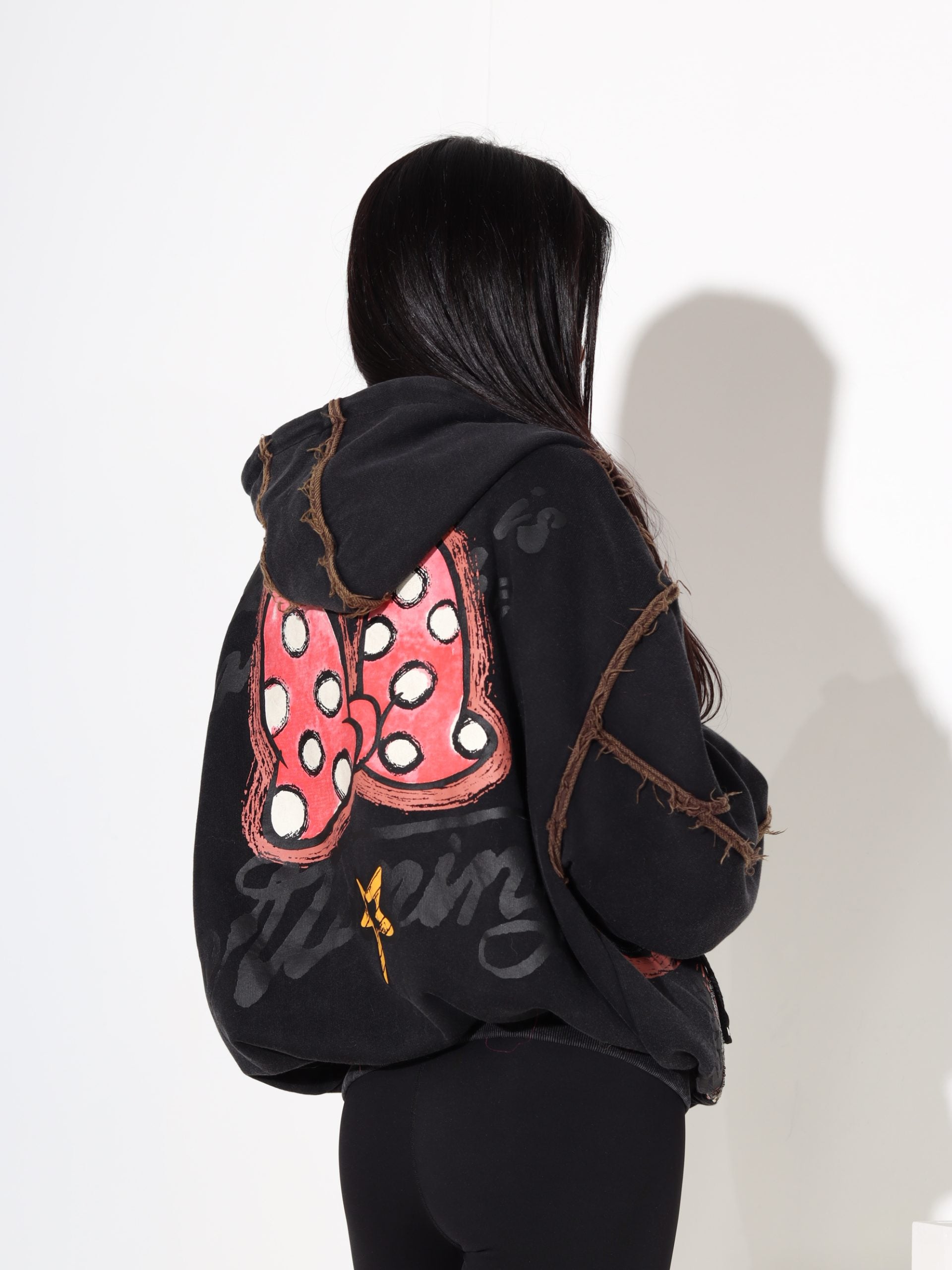 Pelēka jaka ar krāsainu zīmējumu un izšūta ar gliteriem - 17678