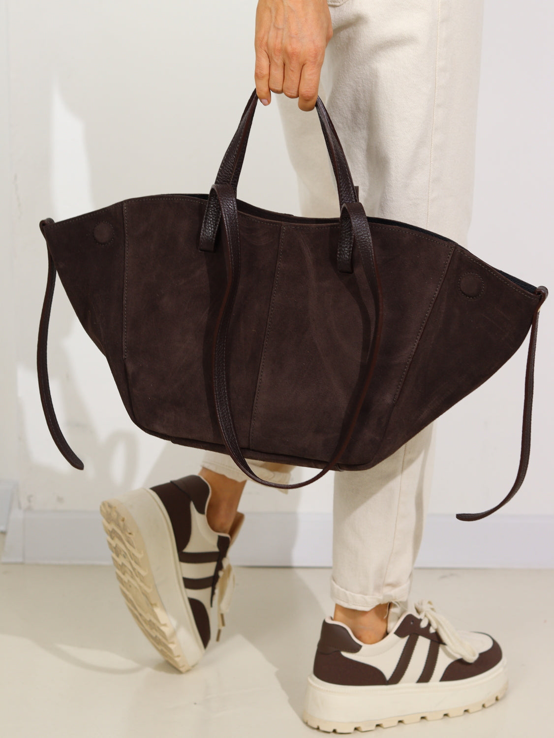 Tumši brūna , zamšādas soma ar četrām lencēm un magnētiem sānos - 15488