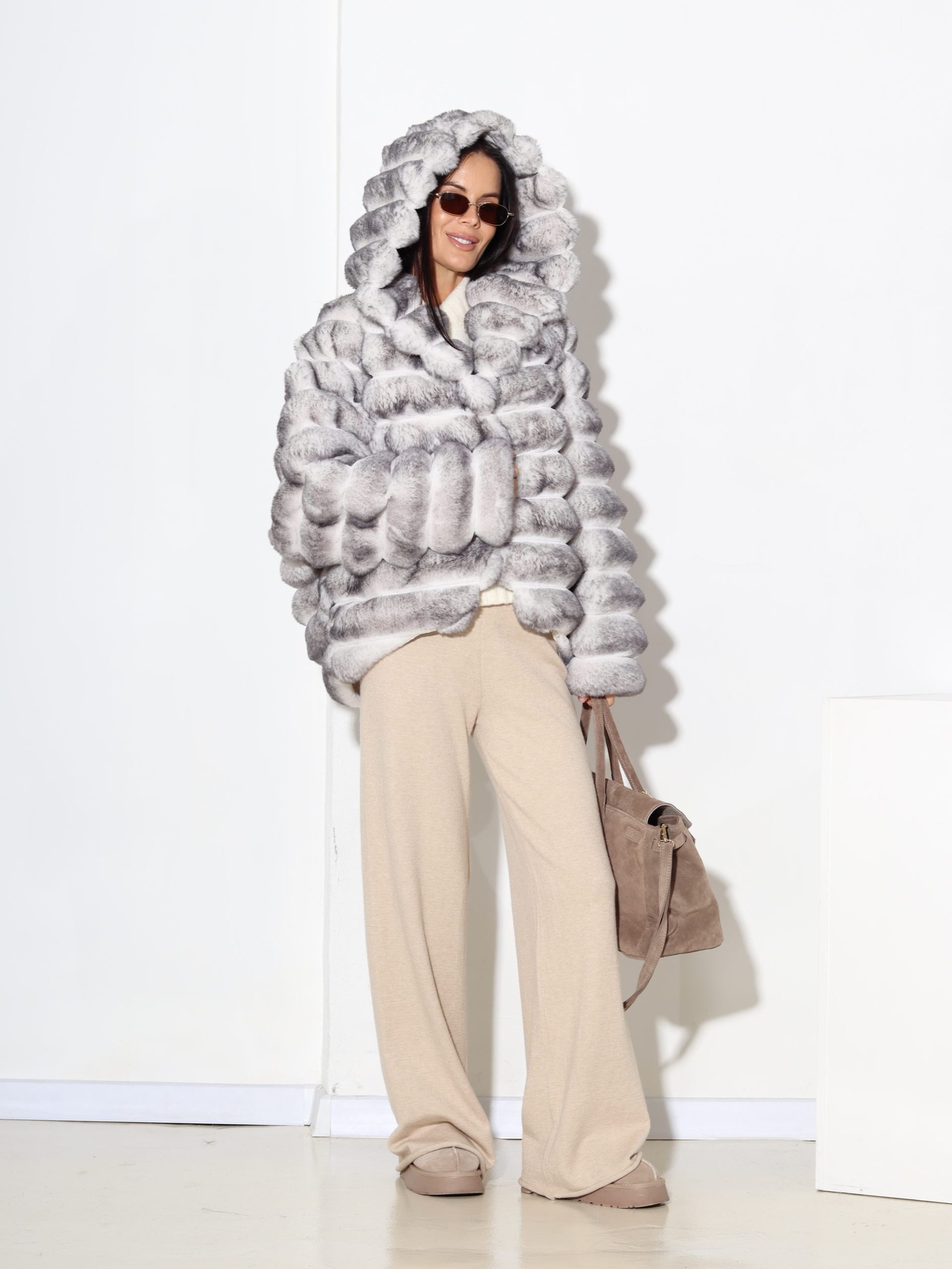 Balts + pelēks horizontāli frakcionēts m/ā kažoks ar kapuci - 17310