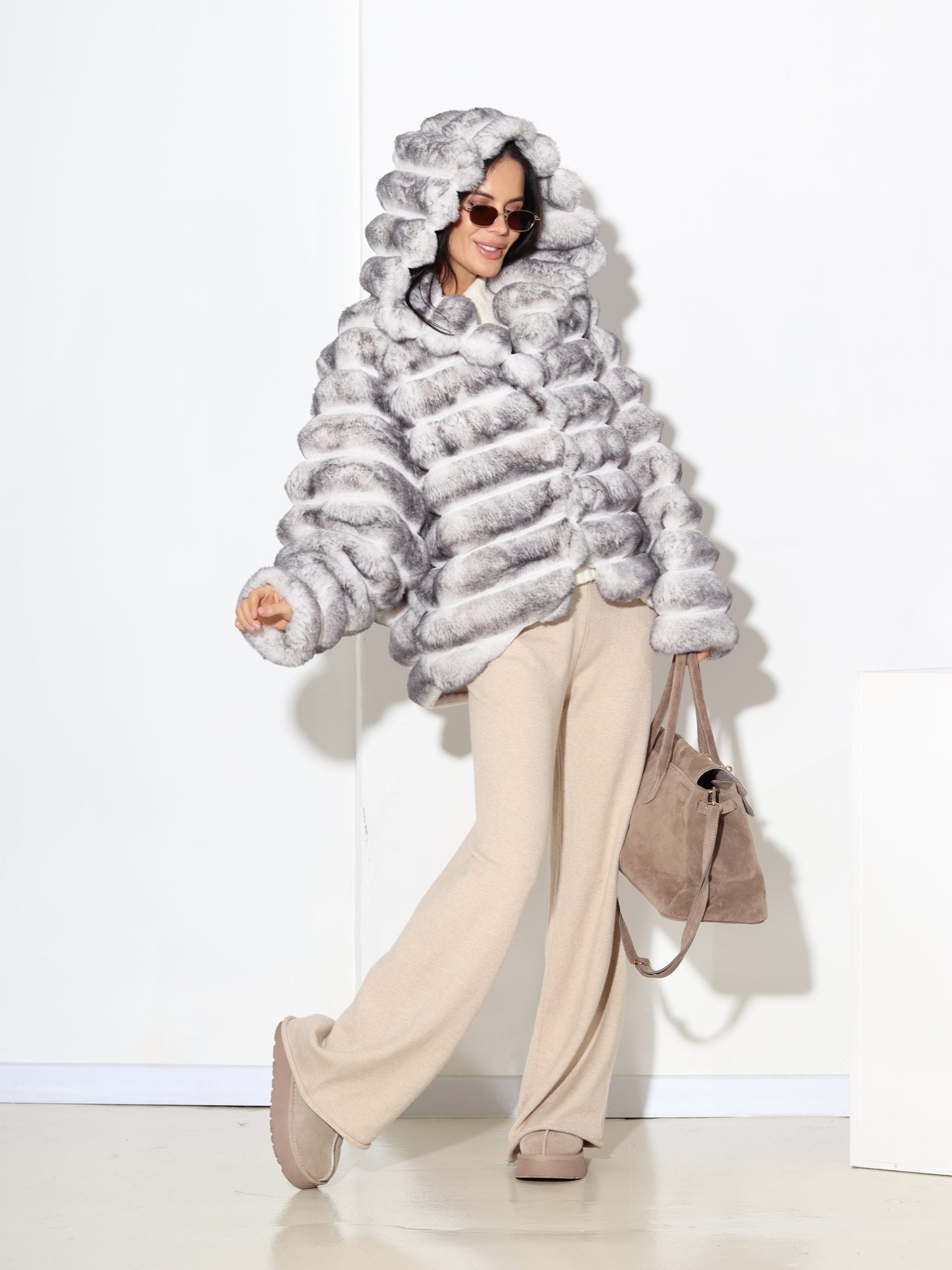 Balts + pelēks horizontāli frakcionēts m/ā kažoks ar kapuci - 17310