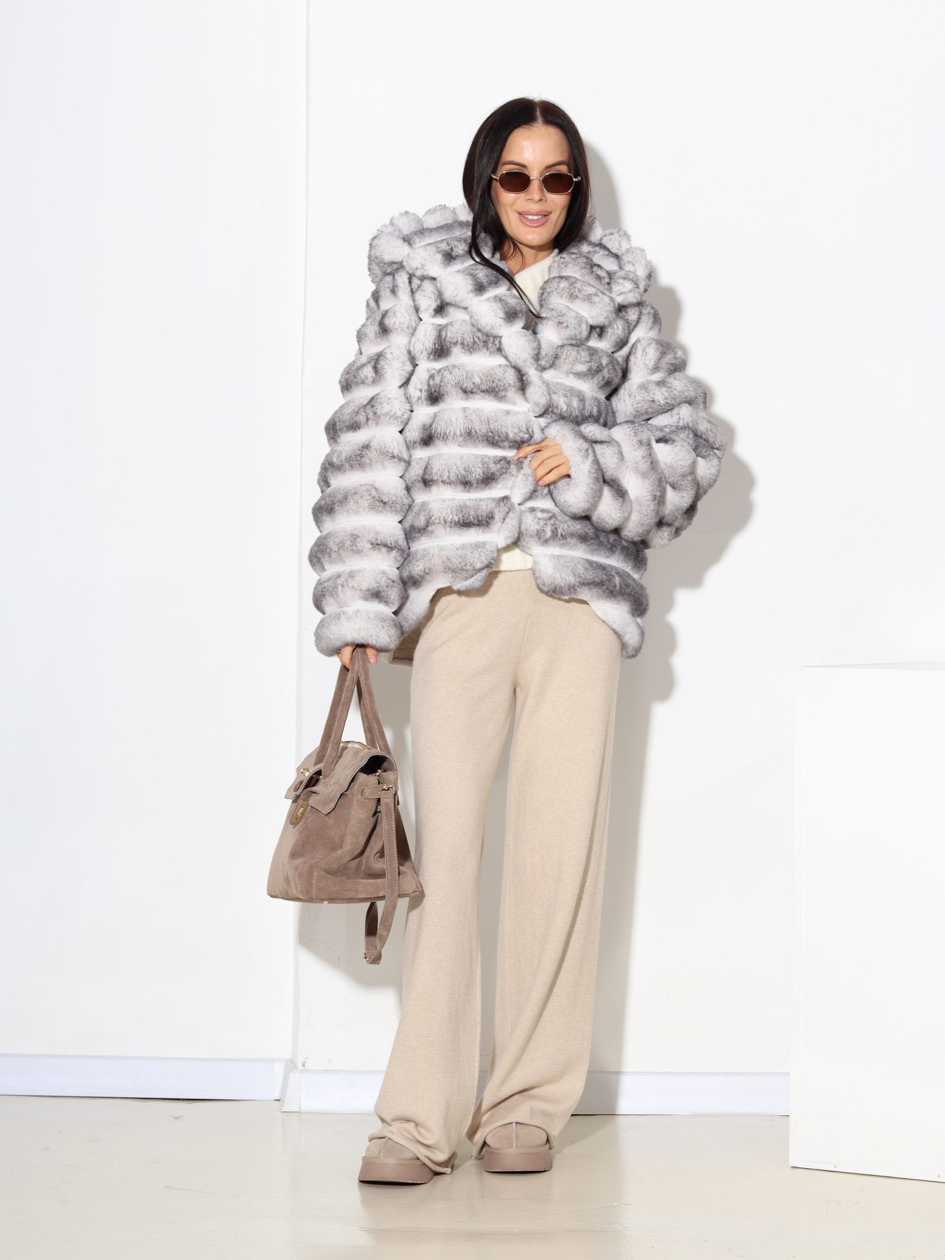 Balts + pelēks horizontāli frakcionēts m/ā kažoks ar kapuci - 17310