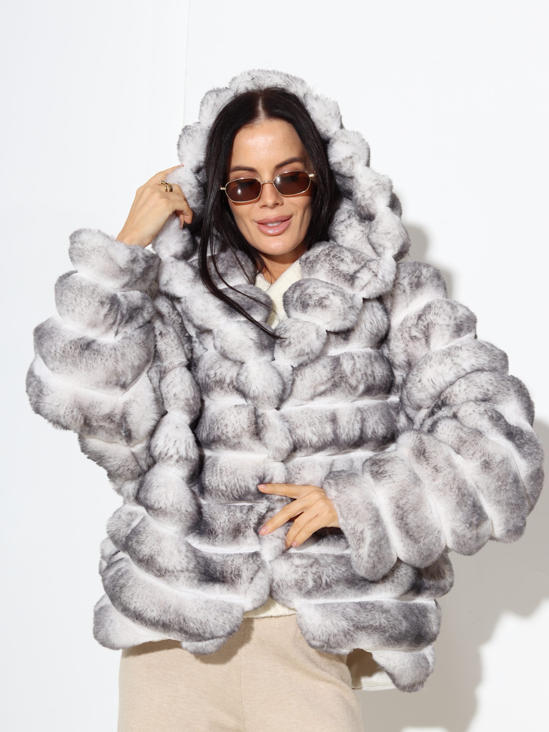 Balts + pelēks horizontāli frakcionēts m/ā kažoks ar kapuci - 17310