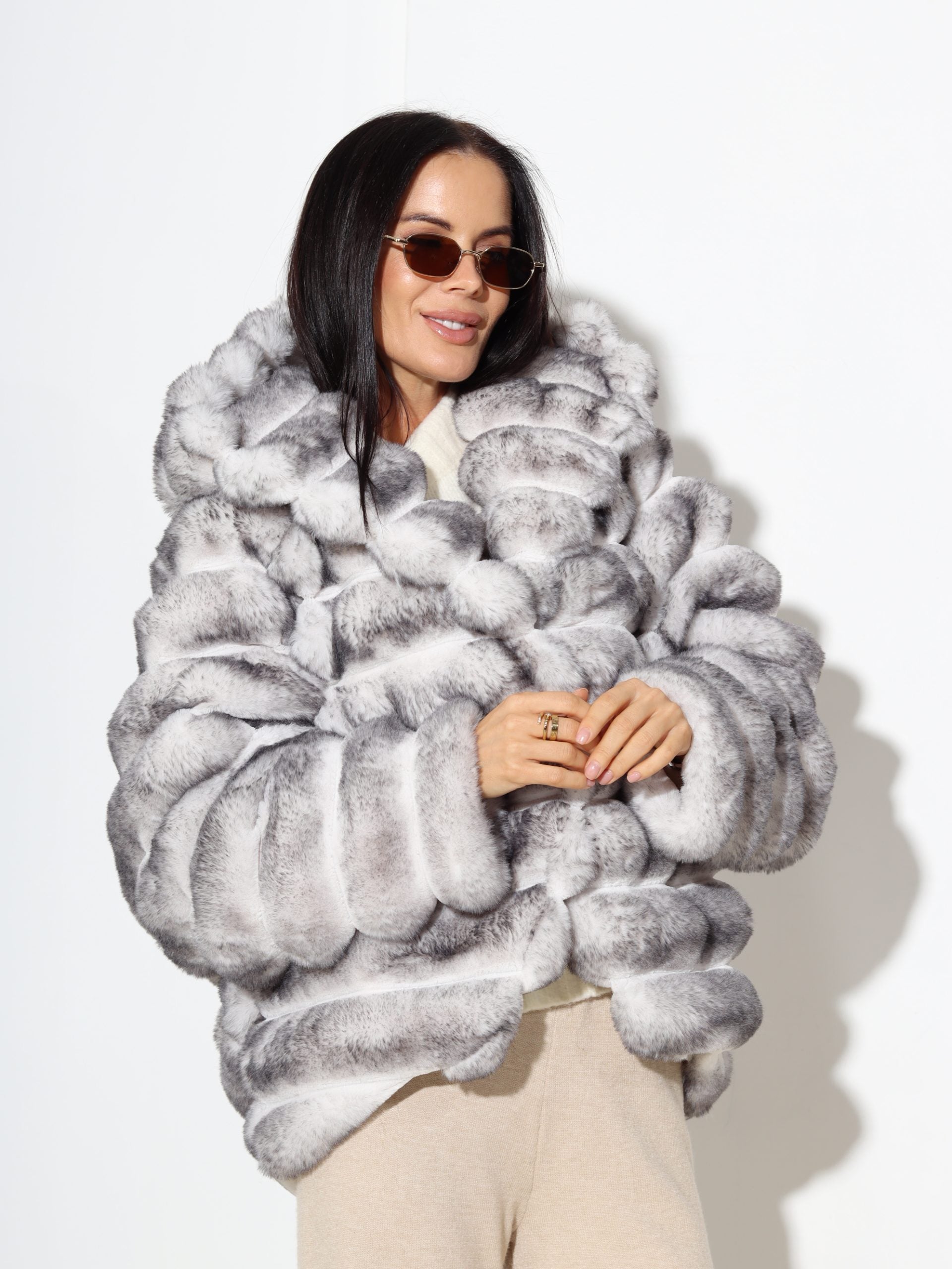 Balts + pelēks horizontāli frakcionēts m/ā kažoks ar kapuci - 17310