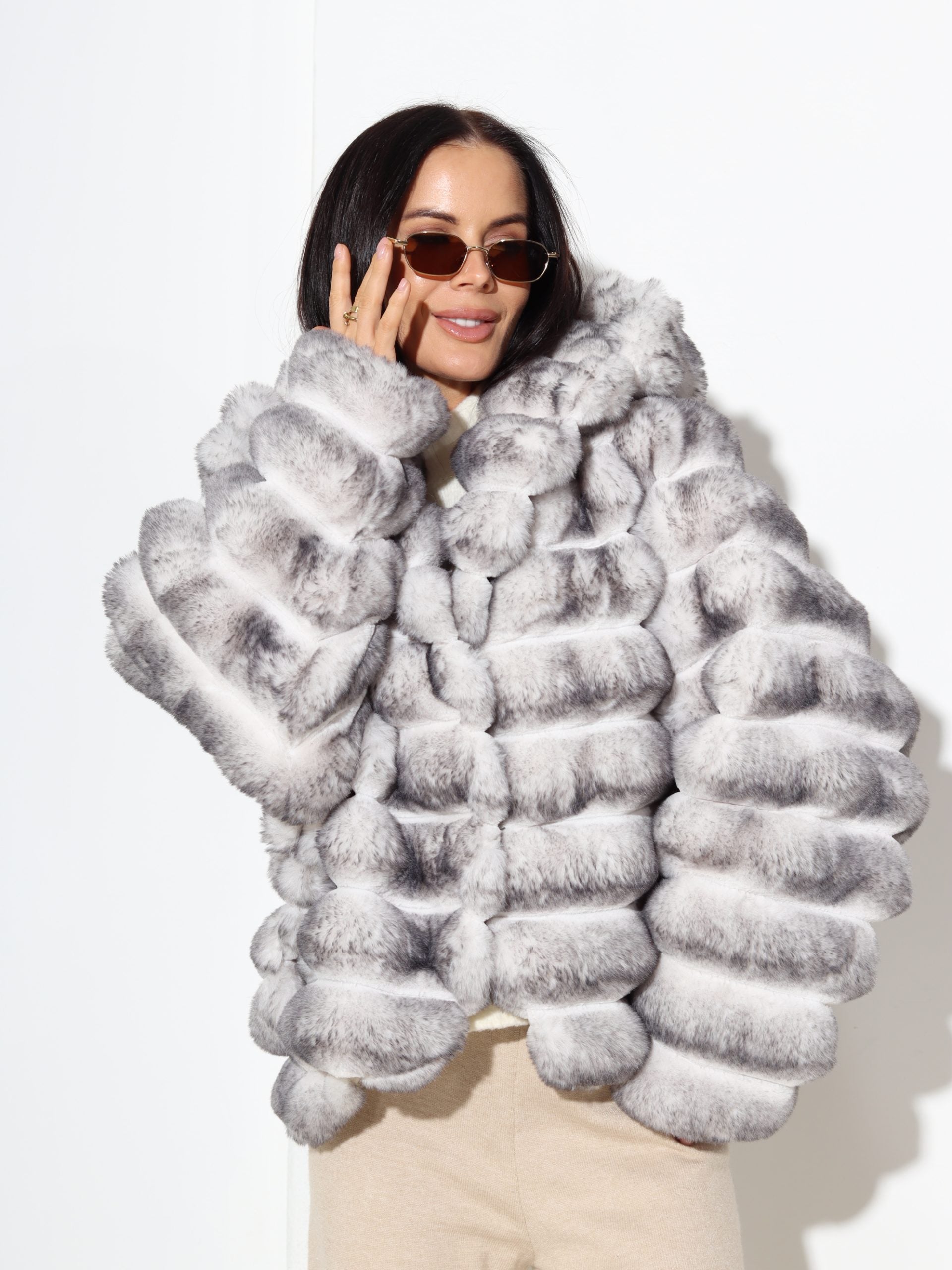 Balts + pelēks horizontāli frakcionēts m/ā kažoks ar kapuci - 17310