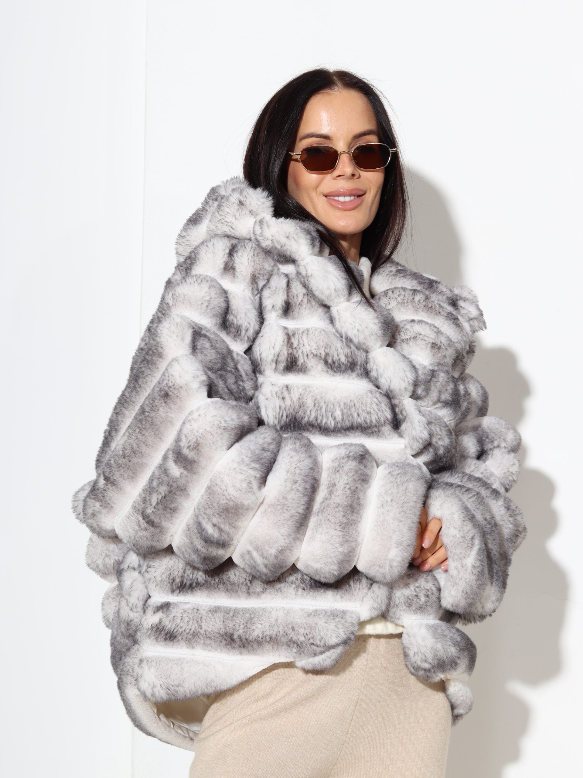 Balts + pelēks horizontāli frakcionēts m/ā kažoks ar kapuci - 17310