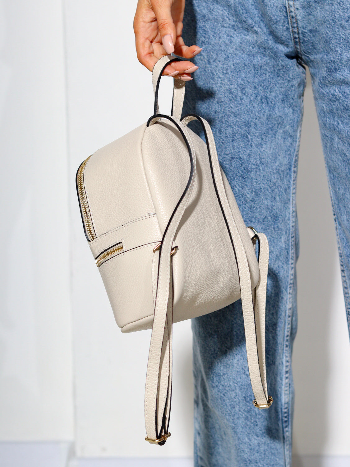 Bēša mini mugursoma ar rāvējslēdzēju - 14211