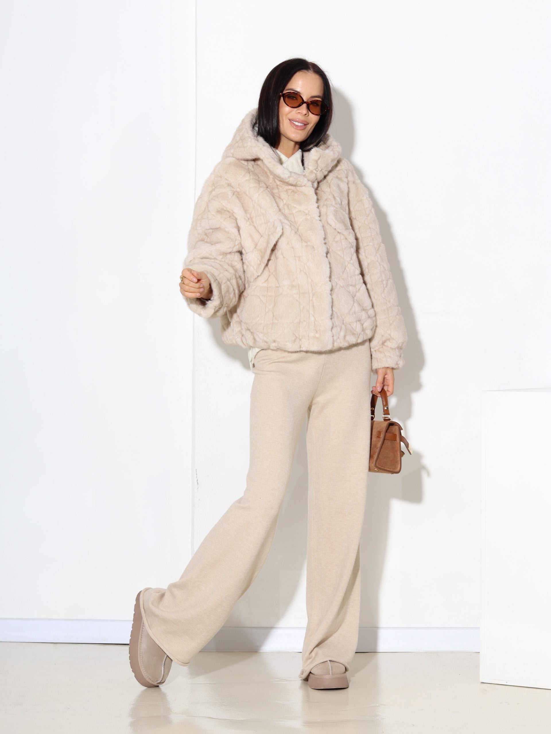 Bēšs īss m/ā kažoks ar izšūtu rakstu un kapuci - 17321