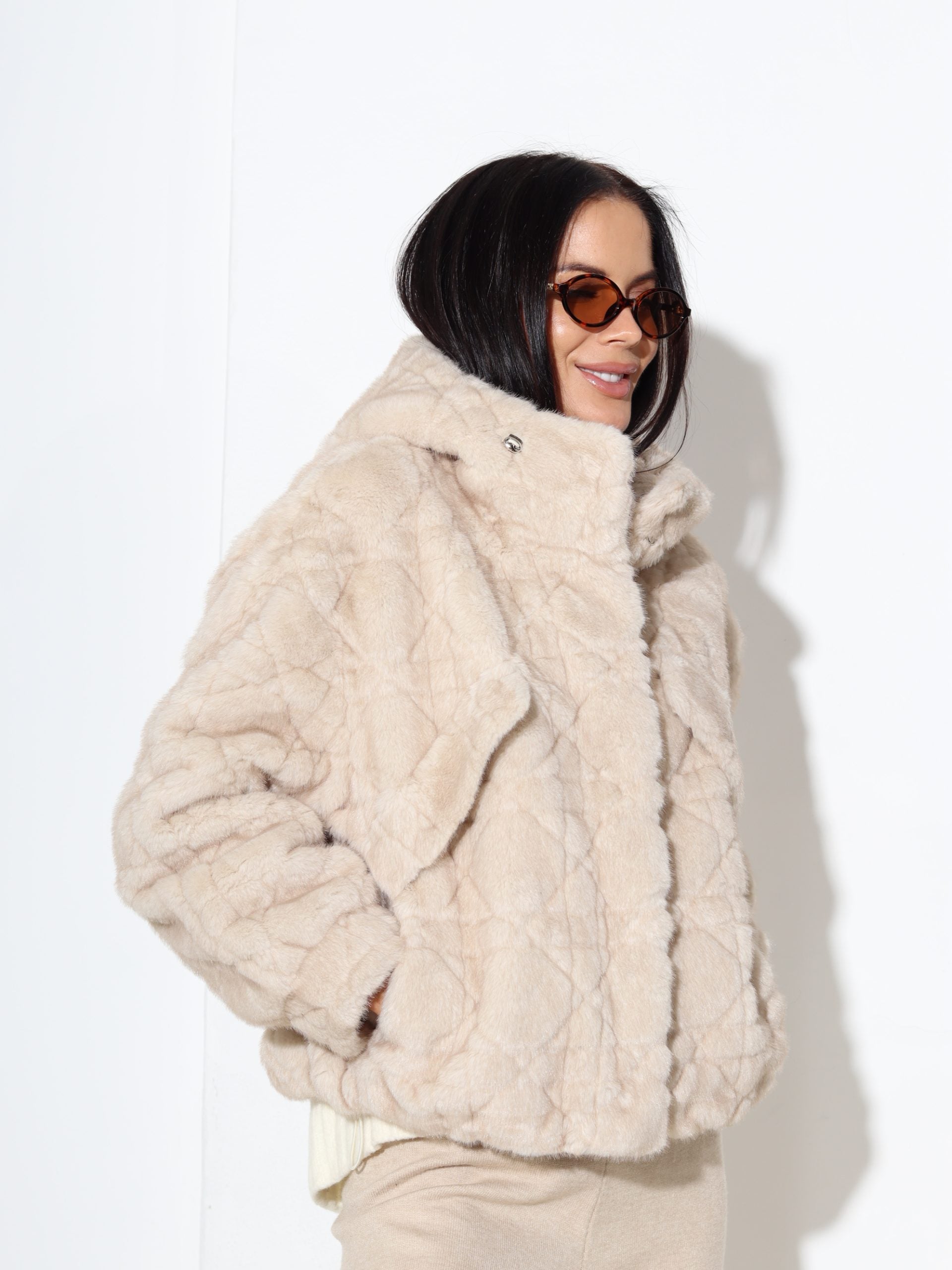 Bēšs īss m/ā kažoks ar izšūtu rakstu un kapuci - 17321