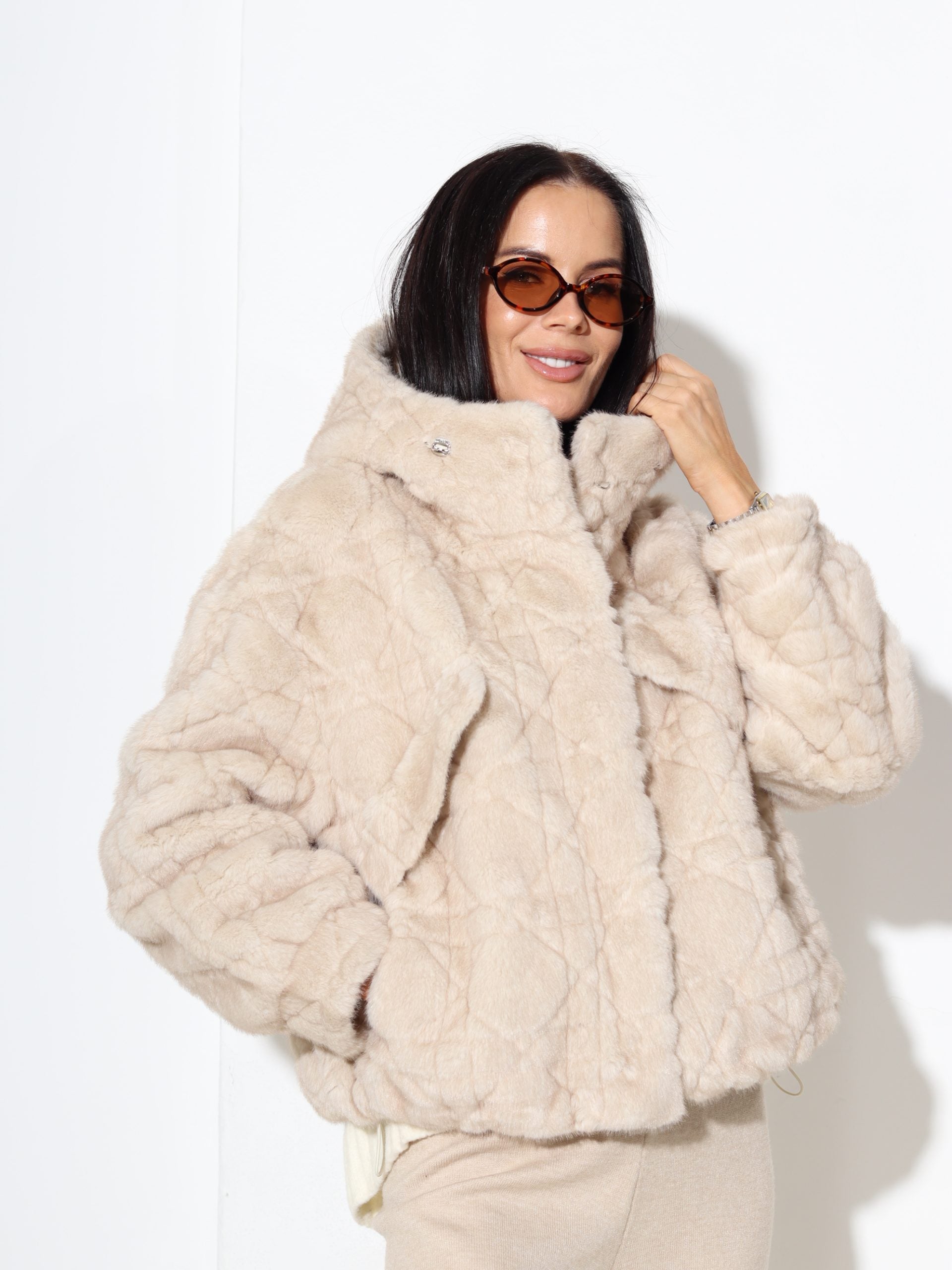 Bēšs īss m/ā kažoks ar izšūtu rakstu un kapuci - 17321