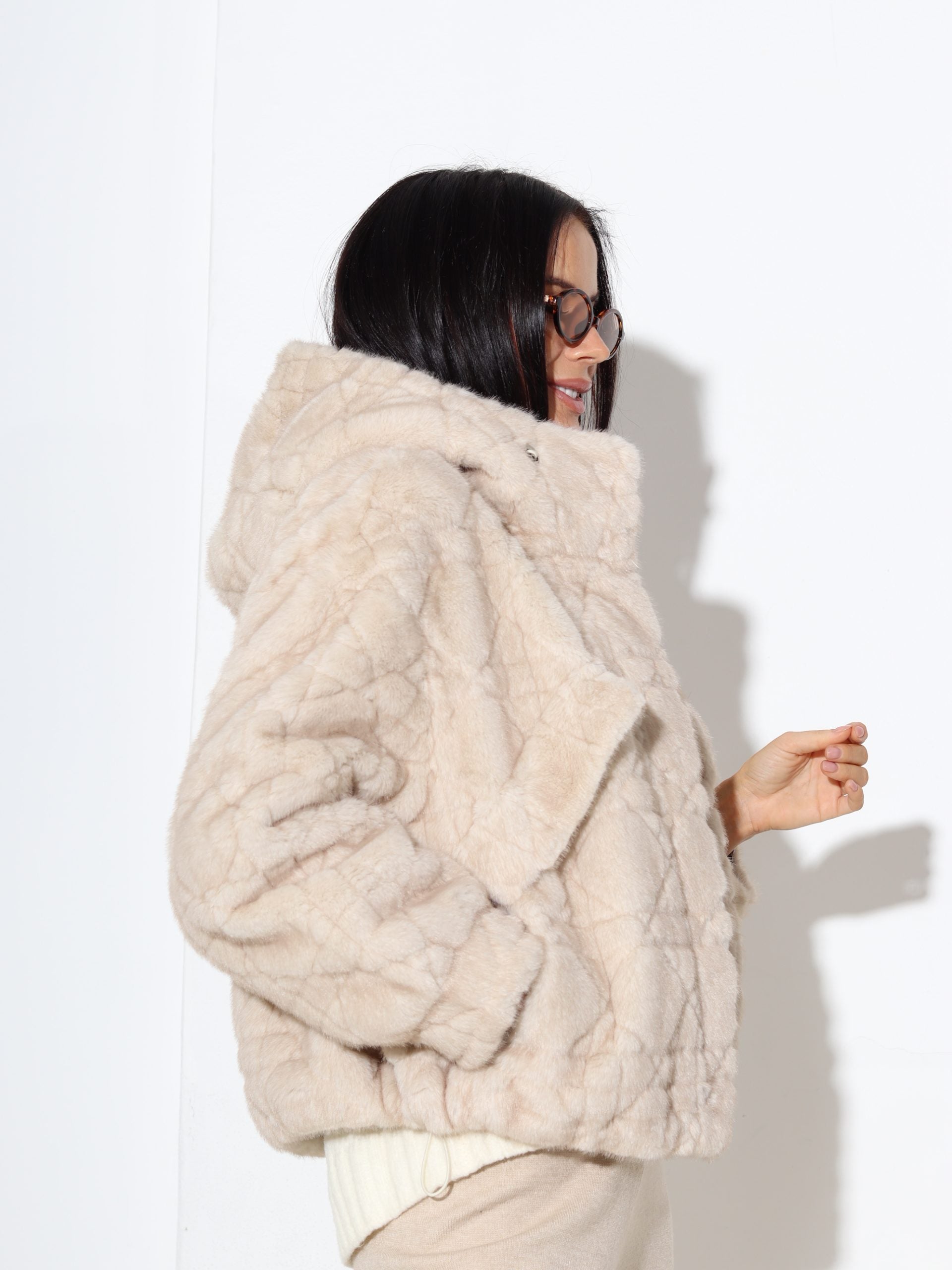 Bēšs īss m/ā kažoks ar izšūtu rakstu un kapuci - 17321