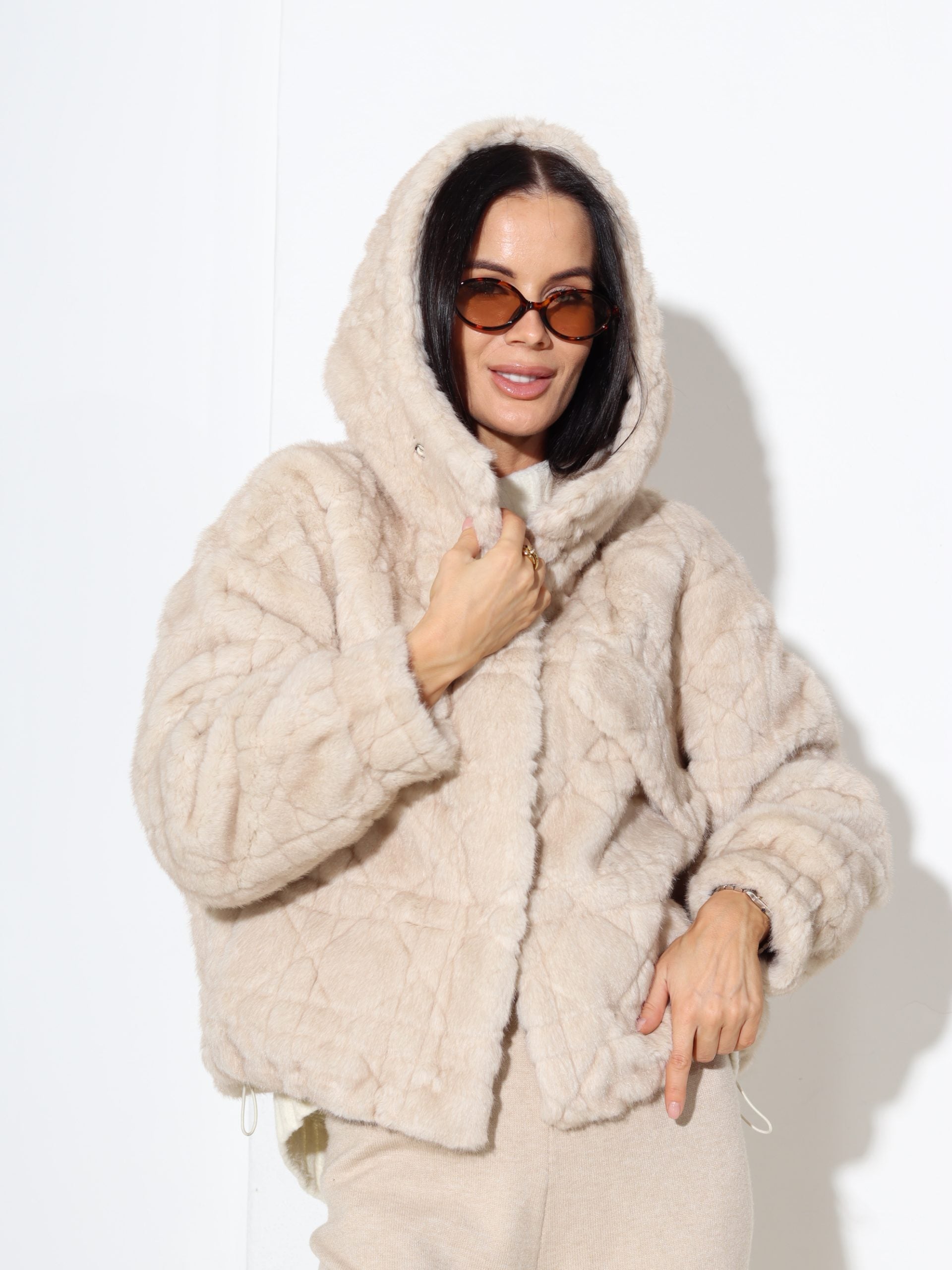 Bēšs īss m/ā kažoks ar izšūtu rakstu un kapuci - 17321