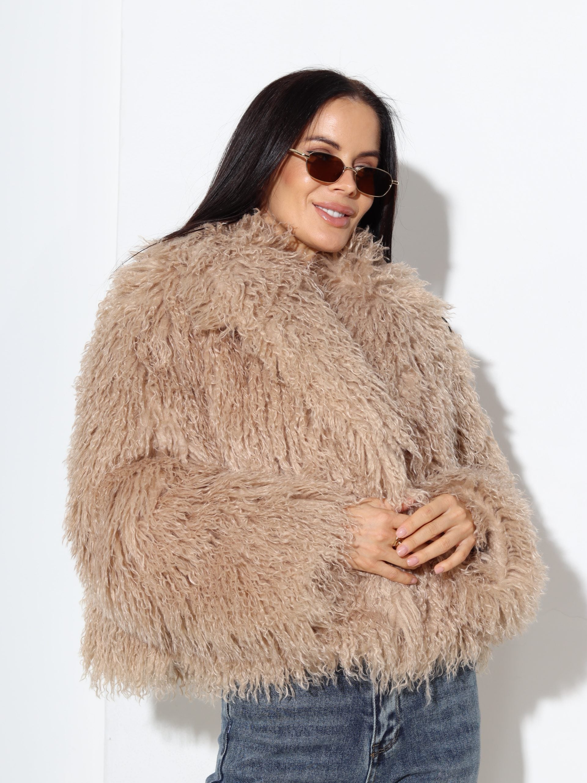 Bēšs īss m/ā kažociņš ar viļņotu spalvu - 17314