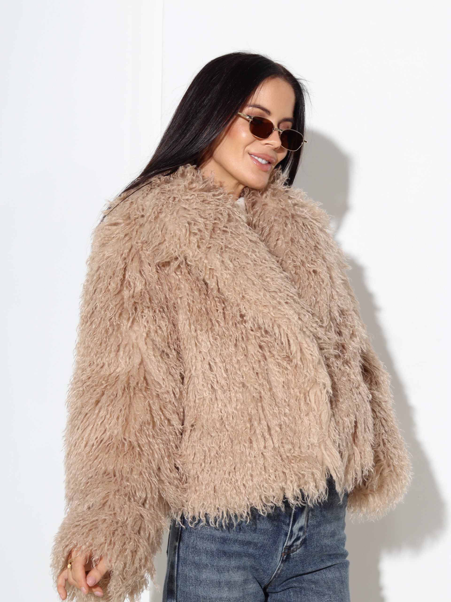 Bēšs īss m/ā kažociņš ar viļņotu spalvu - 17314