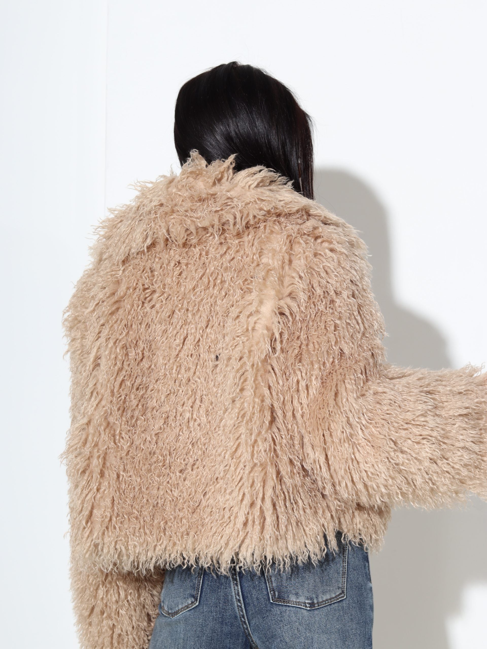 Bēšs īss m/ā kažociņš ar viļņotu spalvu - 17314