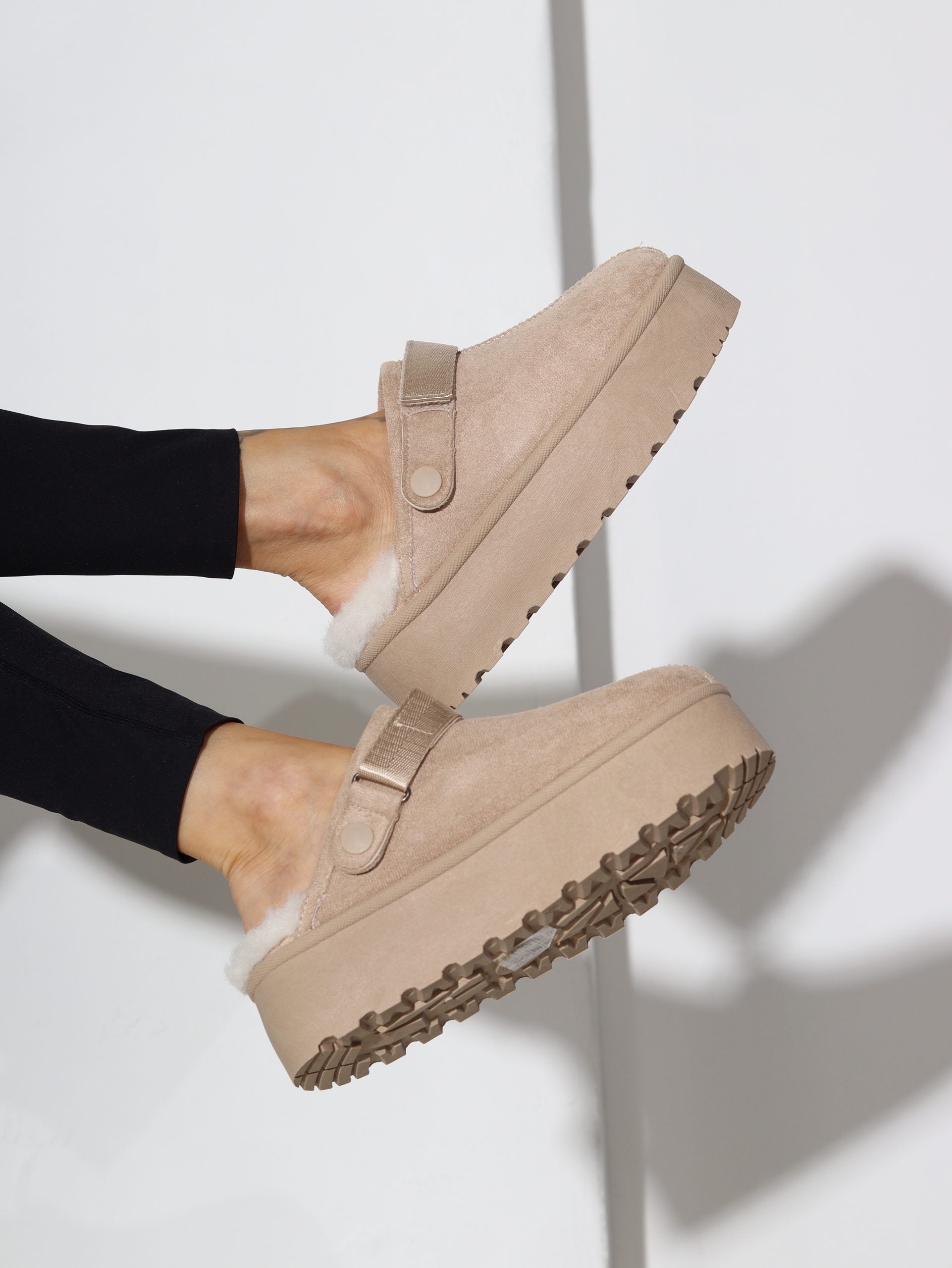 Bēši ,,UGG'' tipa apavi ar baltu pūciņu papēža daļā - 16310