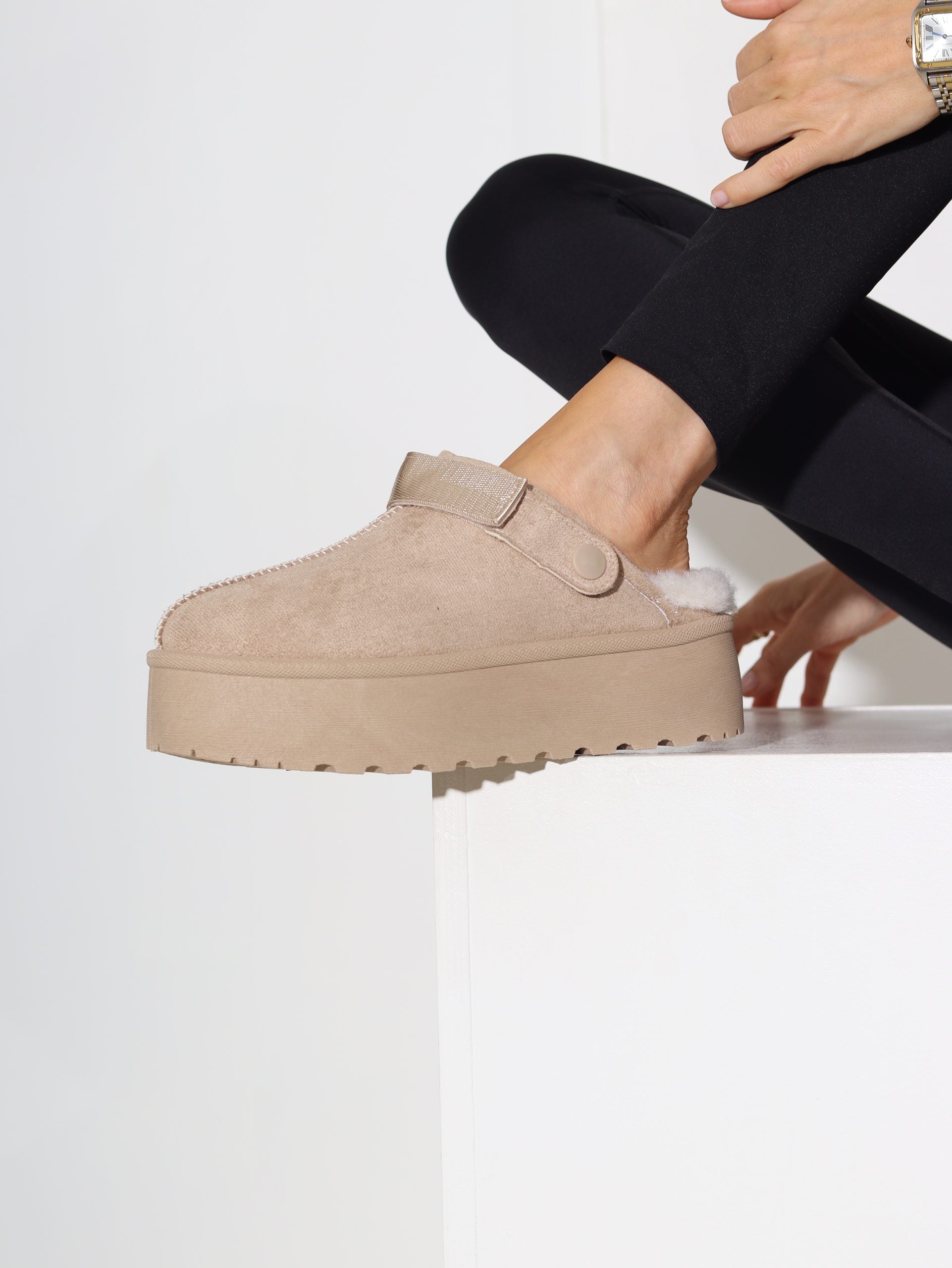 Bēši ,,UGG'' tipa apavi ar baltu pūciņu papēža daļā - 16310