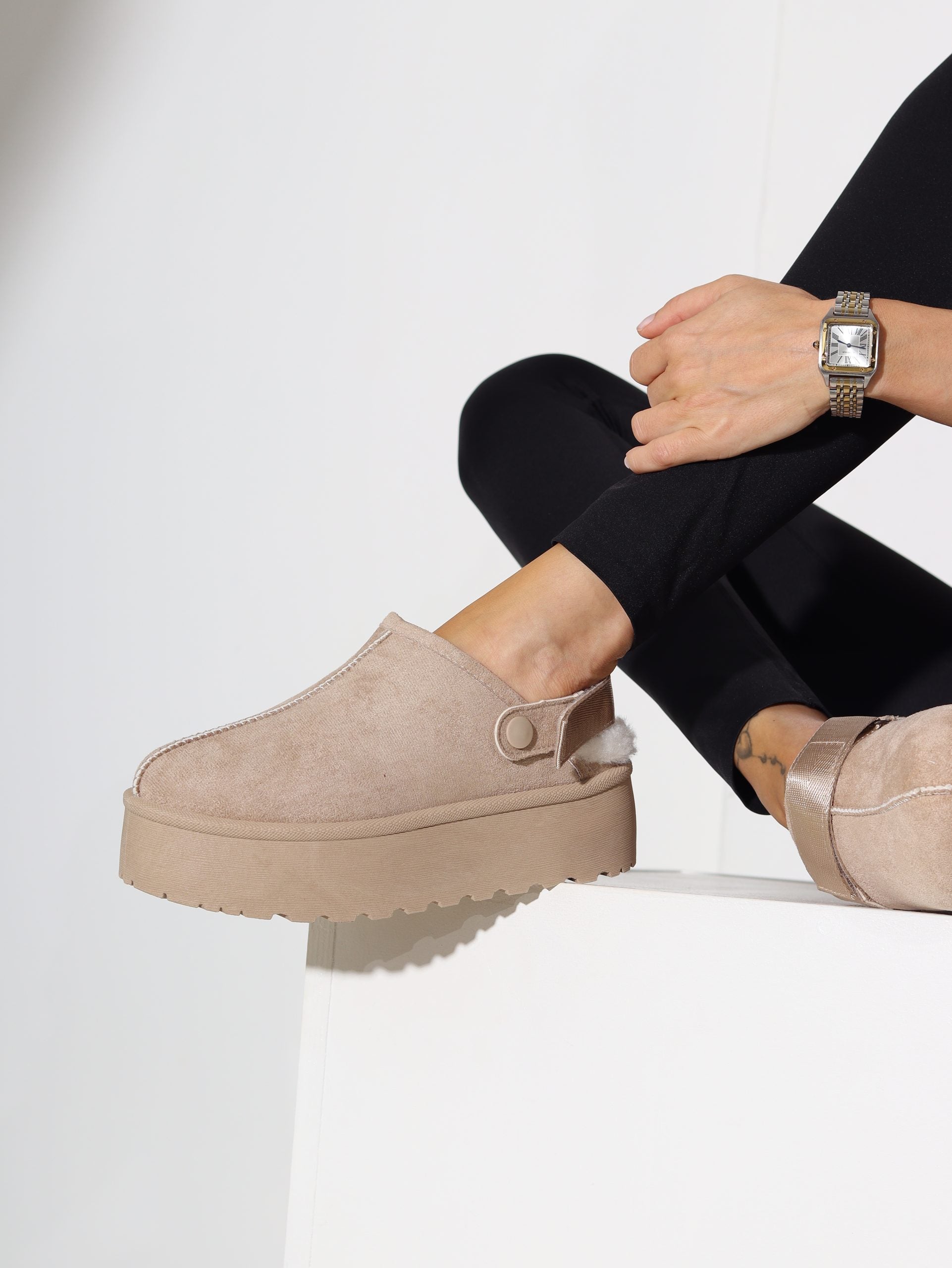 Bēši ,,UGG'' tipa apavi ar baltu pūciņu papēža daļā - 16310