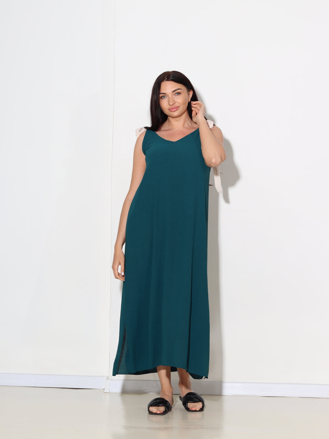 Tirkīza zila, gara, lielizmēra kleita ar bēšām bantes lencēm - 15528