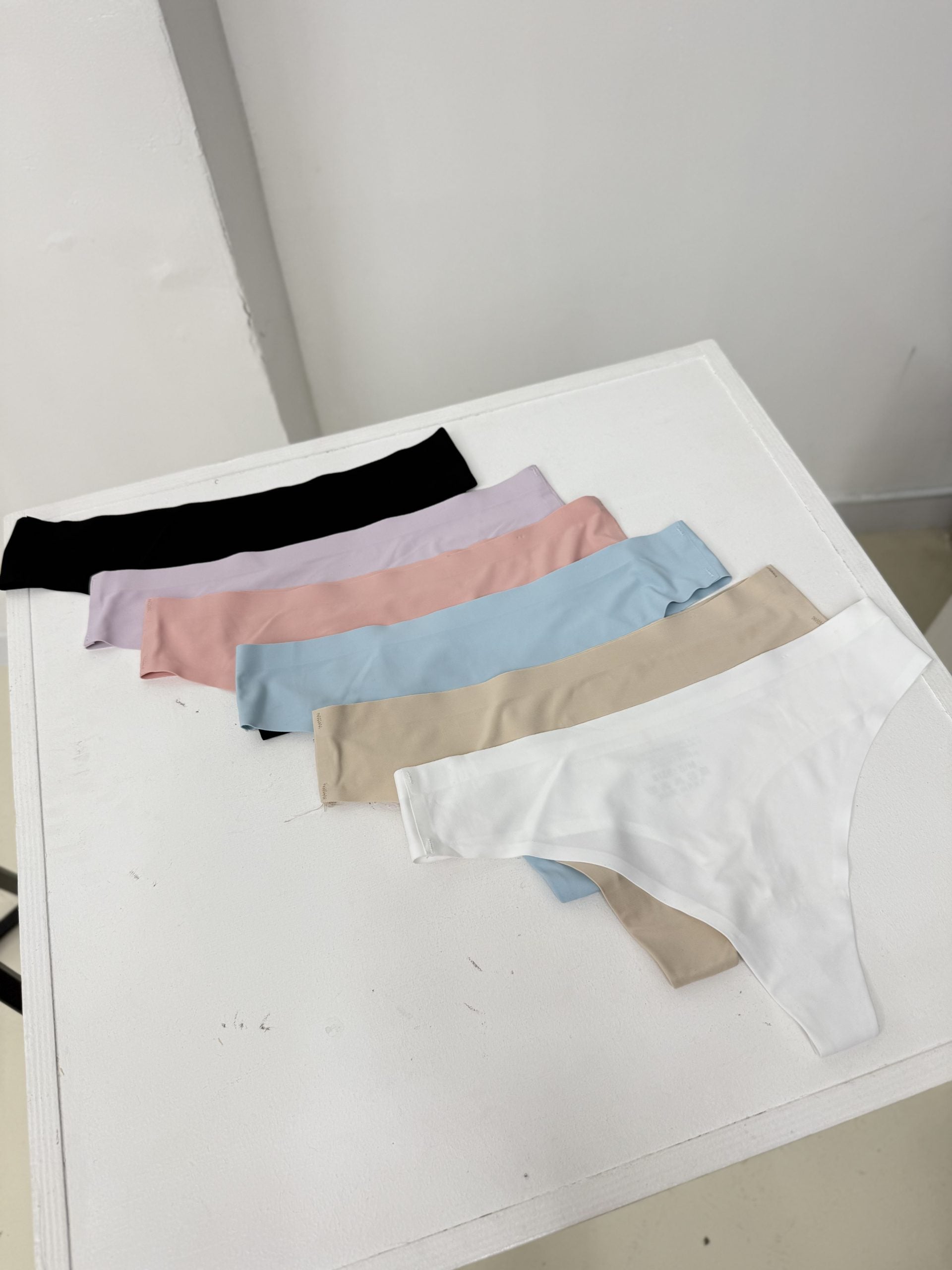 Bēšas bezvīļu string biksītes - 16196